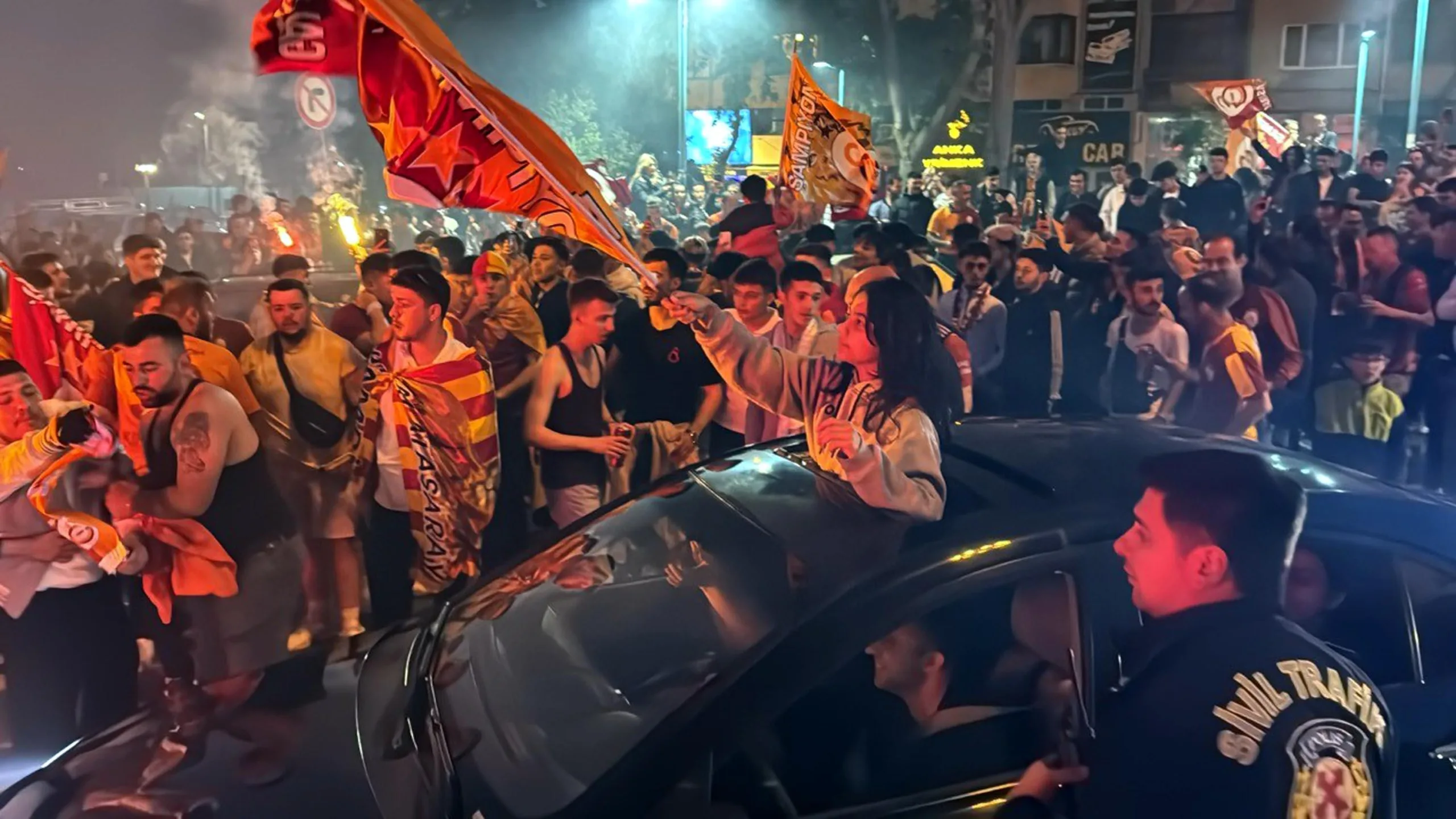 Trakya’da Galatasaray taraftarları şampiyonluğu kutladı Trakya’da Galatasaray taraftarları şampiyonluğu kutladı