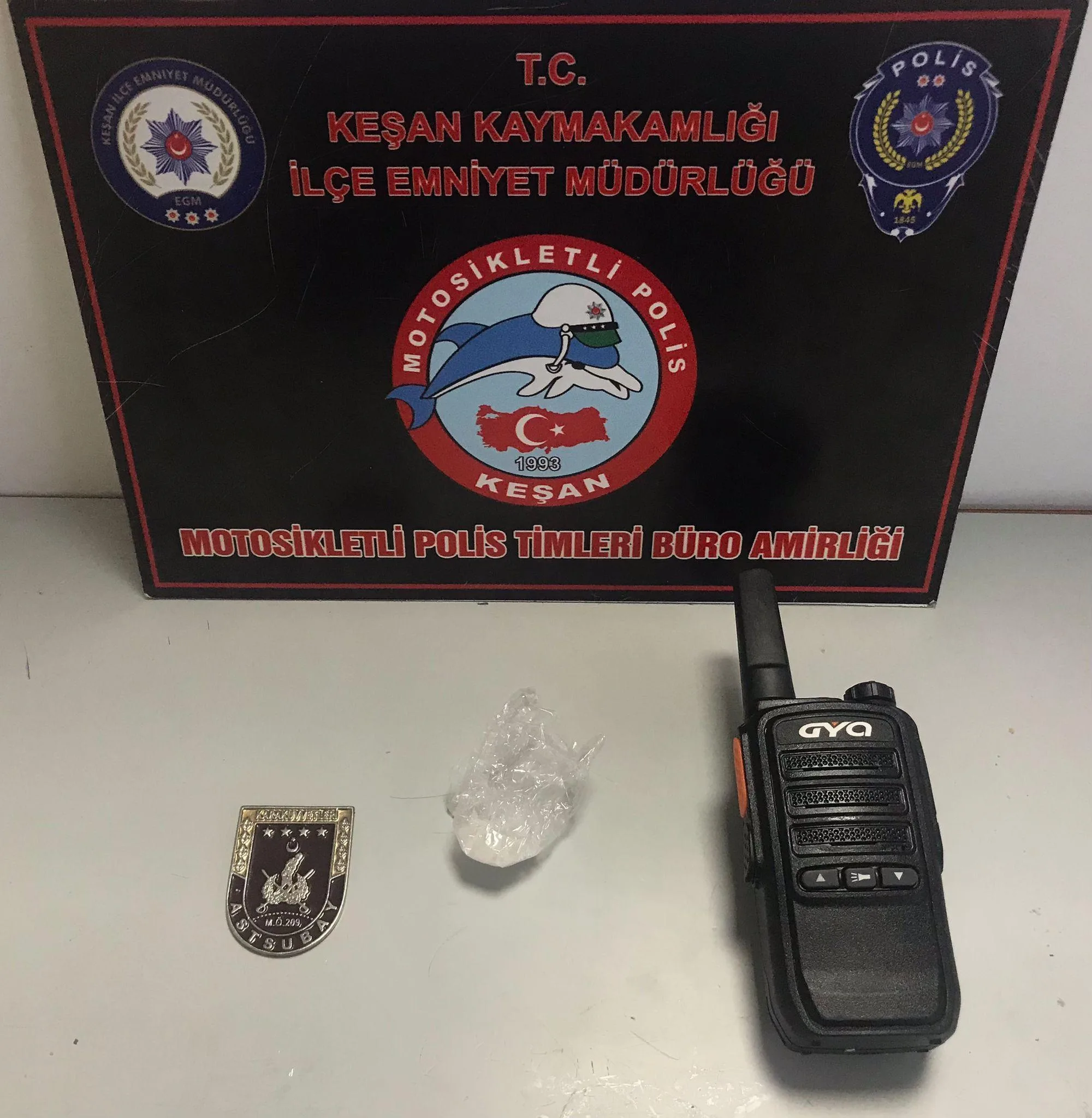 Üzerinde askeri personel rozeti ve telsiz bulunan taksiciye gözaltı Üzerinde askeri personel rozeti ve telsiz bulunan taksiciye gözaltı
