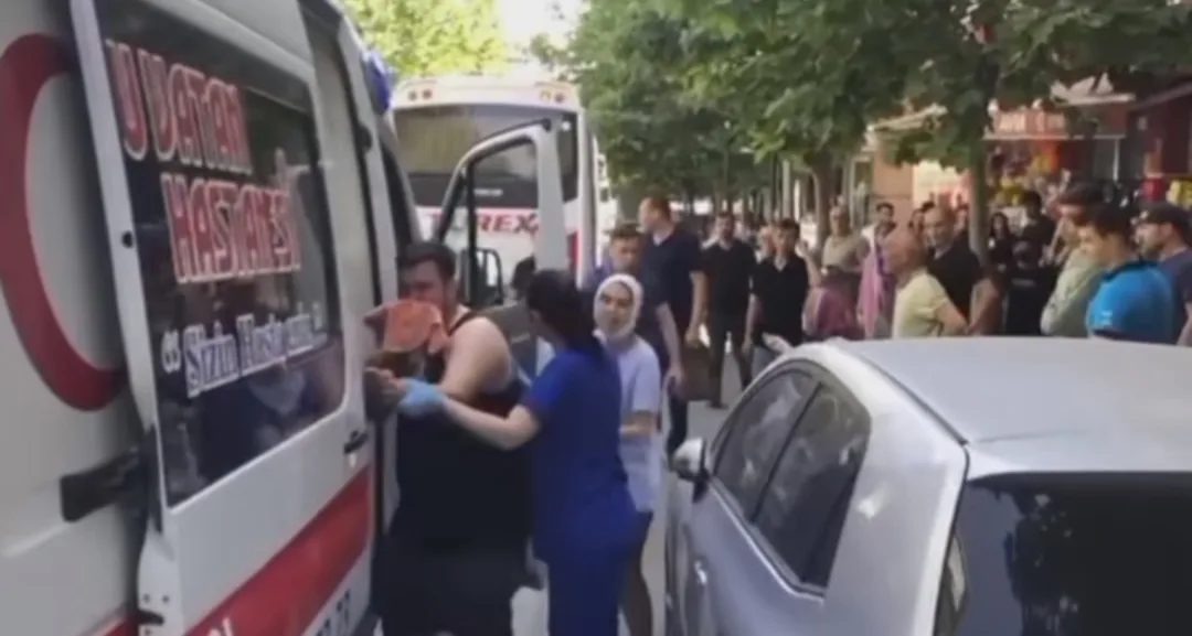 Çöp Attan Şahısı Uyardı, Yüzünden Bıçaklandı! Çöp Attan Şahısı Uyardı, Yüzünden Bıçaklandı!