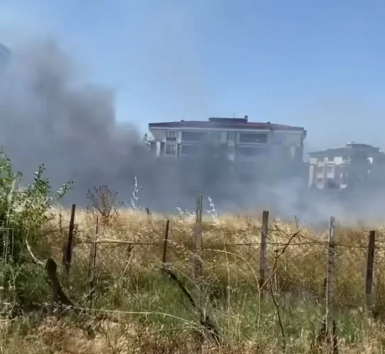 Boş Arazide Yangın: İtfaiye Ekipleri Müdahalesi Sürüyor
