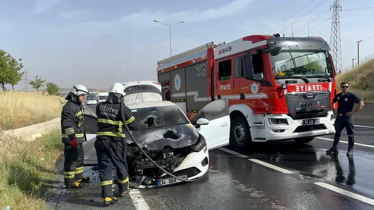 Seyir Halindeki Otomobil Alev Alev Yandı