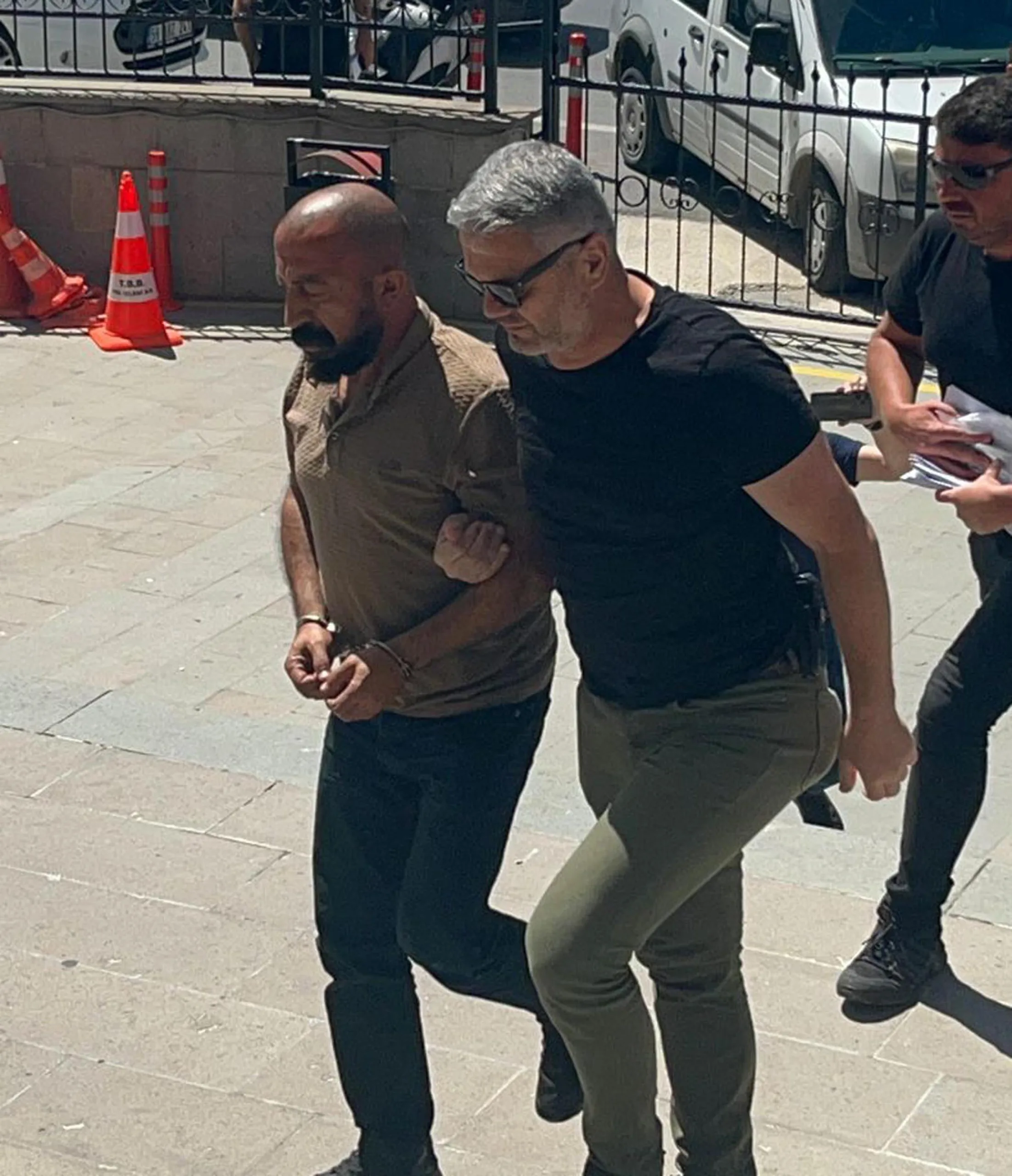 Damat, kayınpederi ve kayınbiraderinin tabancalarından çıkan 7 kurşunla öldü (2) Damat, kayınpederi ve kayınbiraderinin tabancalarından çıkan 7 kurşunla öldü (2)