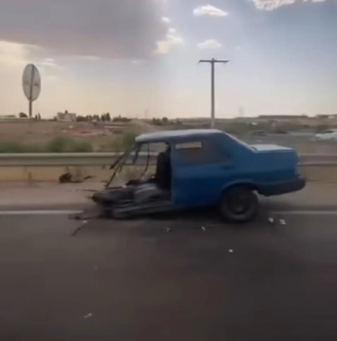 çarpışan otomobillerden biri ikiye bölündü: 4 yaralı çarpışan otomobillerden biri ikiye bölündü: 4 yaralı