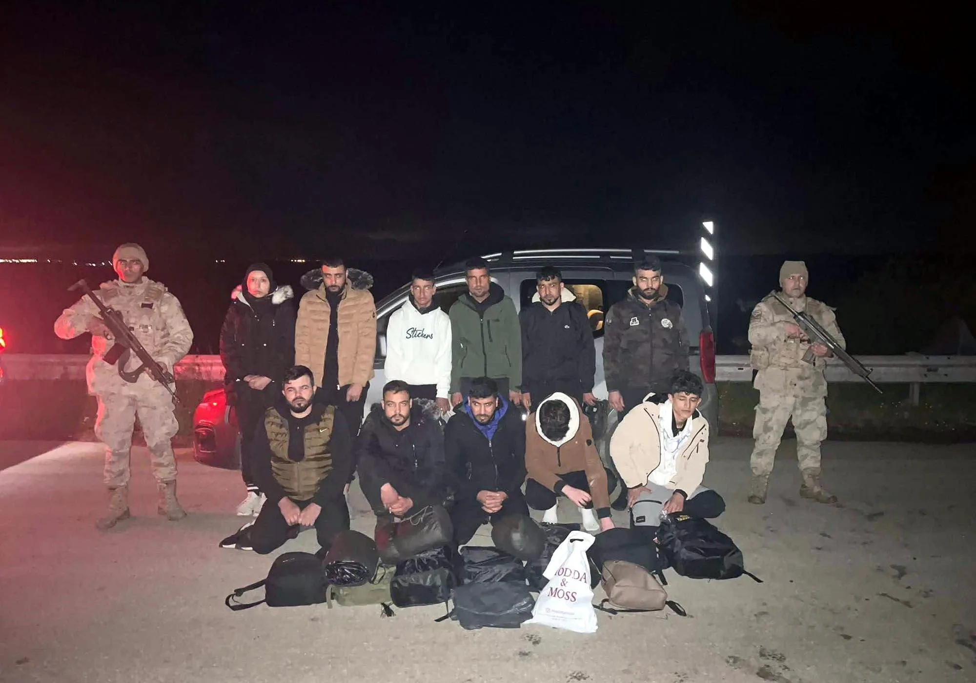 Edirne’de 11 kaçak göçmen ile 1 organizatör yakalandı Edirne’de 11 kaçak göçmen ile 1 organizatör yakalandı