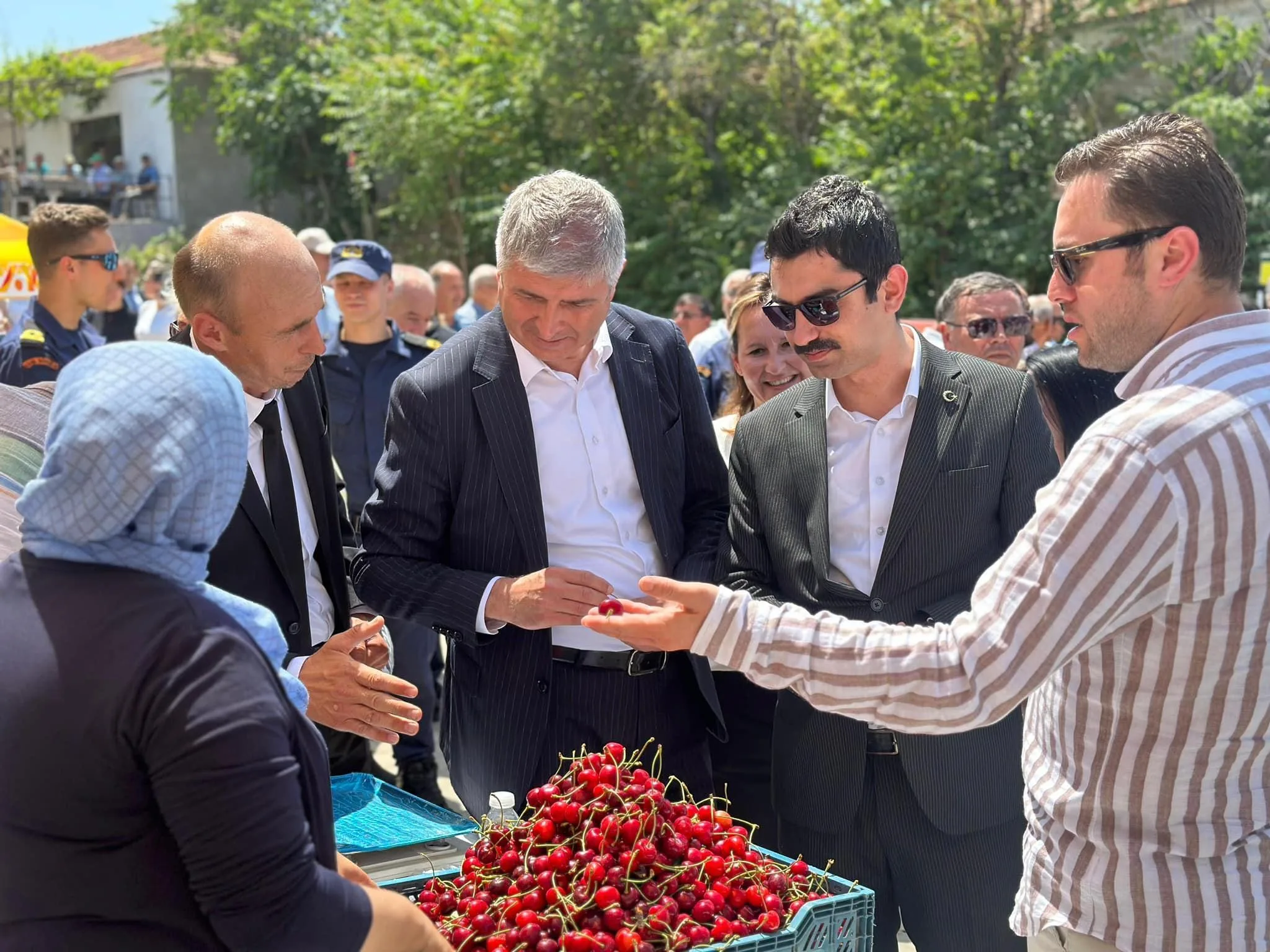 Edirne’de 13 ülkeye ihraç edilen ‘Çeribaşı kirazı’nın hasat şenliği yapıldı Edirne’de 13 ülkeye ihraç edilen ‘Çeribaşı kirazı’nın hasat şenliği yapıldı
