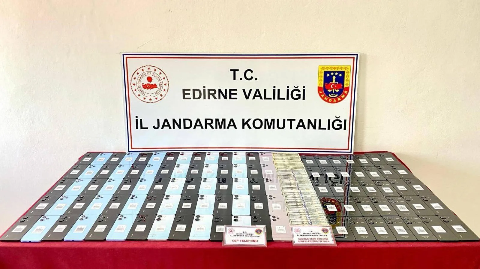 Edirne’de 150 kaçak cep telefonu ele geçirildi Edirne’de 150 kaçak cep telefonu ele geçirildi