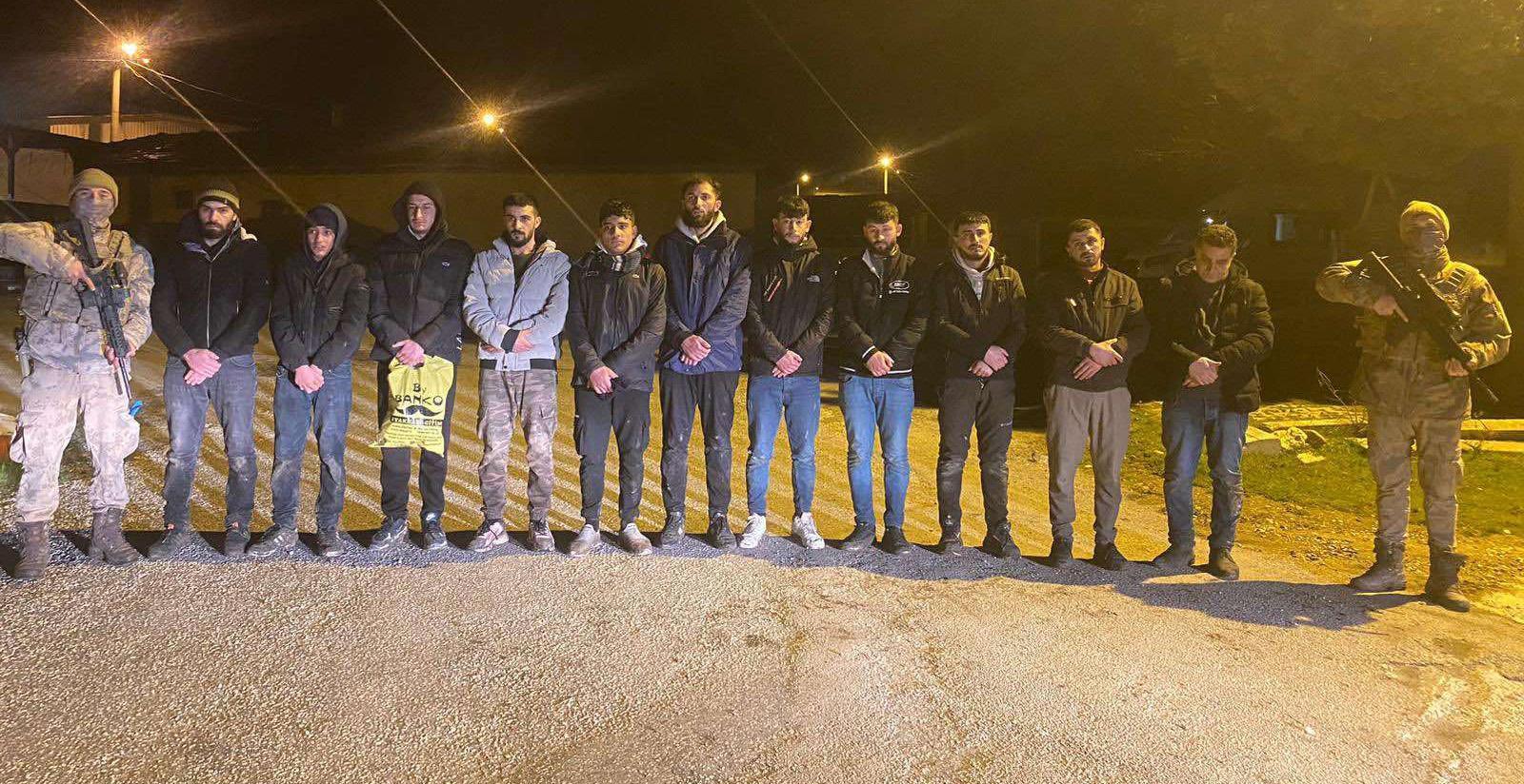 Edirne’de 20 kaçak göçmen ile 1 organizatör yakalandı Edirne’de 20 kaçak göçmen ile 1 organizatör yakalandı
