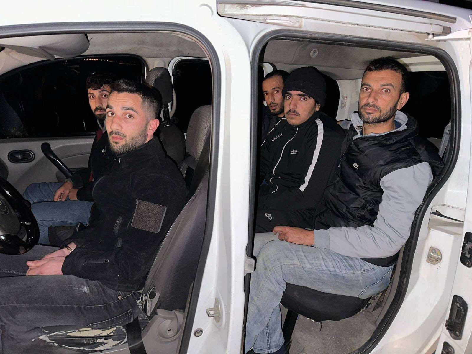 Edirne’de 23 kaçak göçmen, 1 organizatör yakalandı Edirne’de 23 kaçak göçmen, 1 organizatör yakalandı