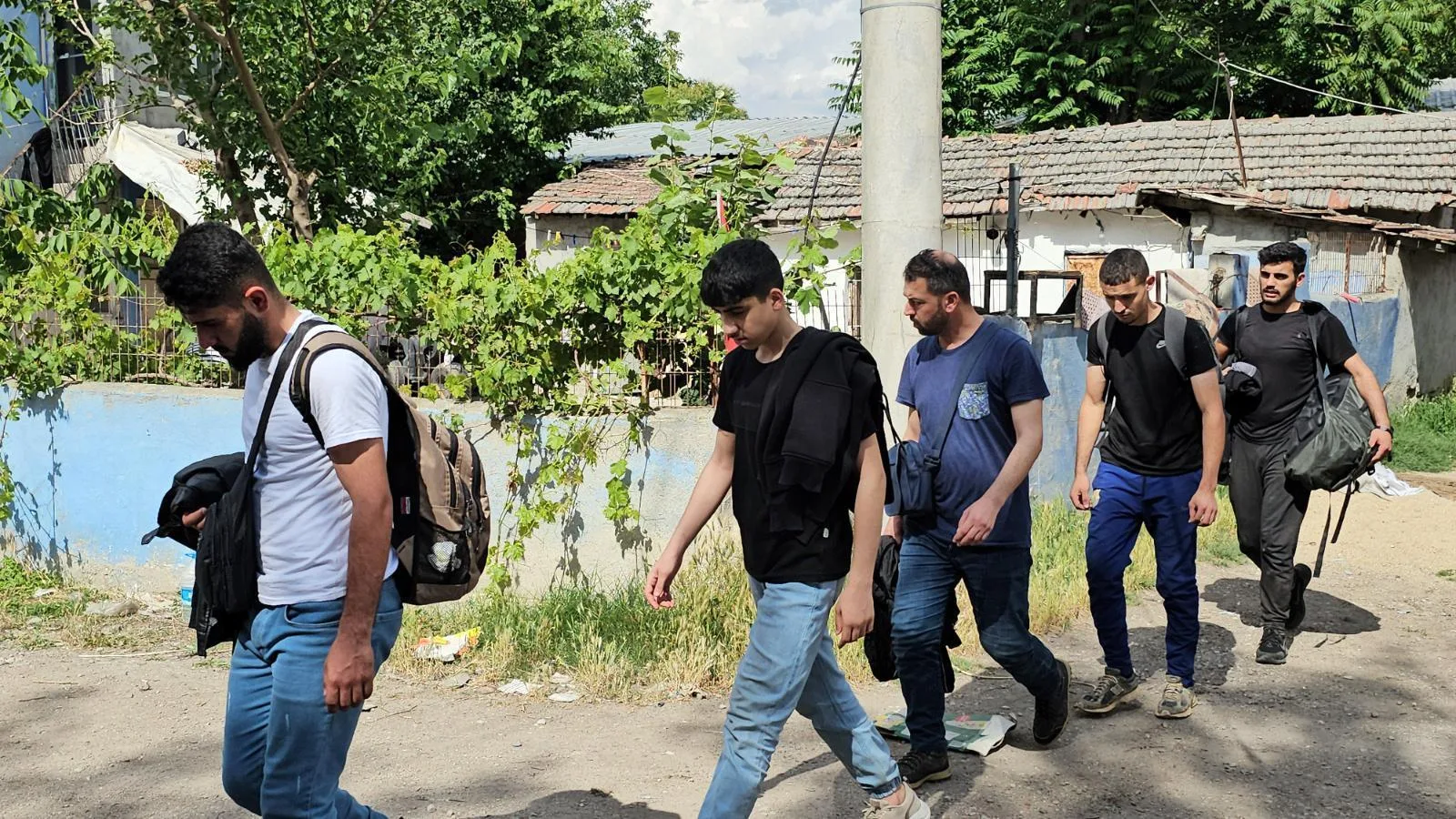 Edirne’de 24 kaçak göçmen yakalandı (3) Edirne’de 24 kaçak göçmen yakalandı (3)