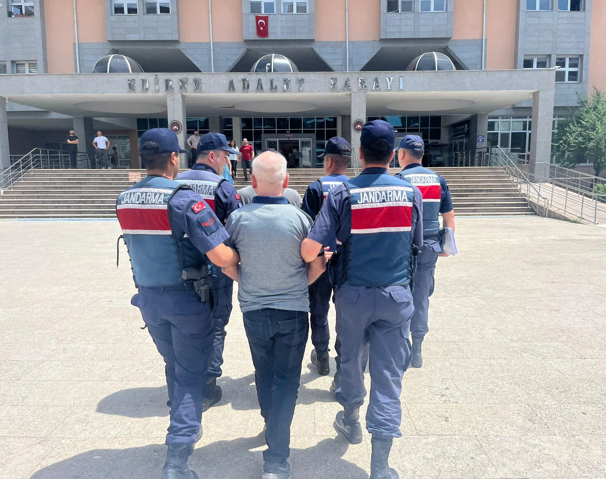Edirne’de 24 yıl hapisle aranan 2 PKK’lı, yurt dışına kaçarken yakalandı Edirne’de 24 yıl hapisle aranan 2 PKK’lı, yurt dışına kaçarken yakalandı