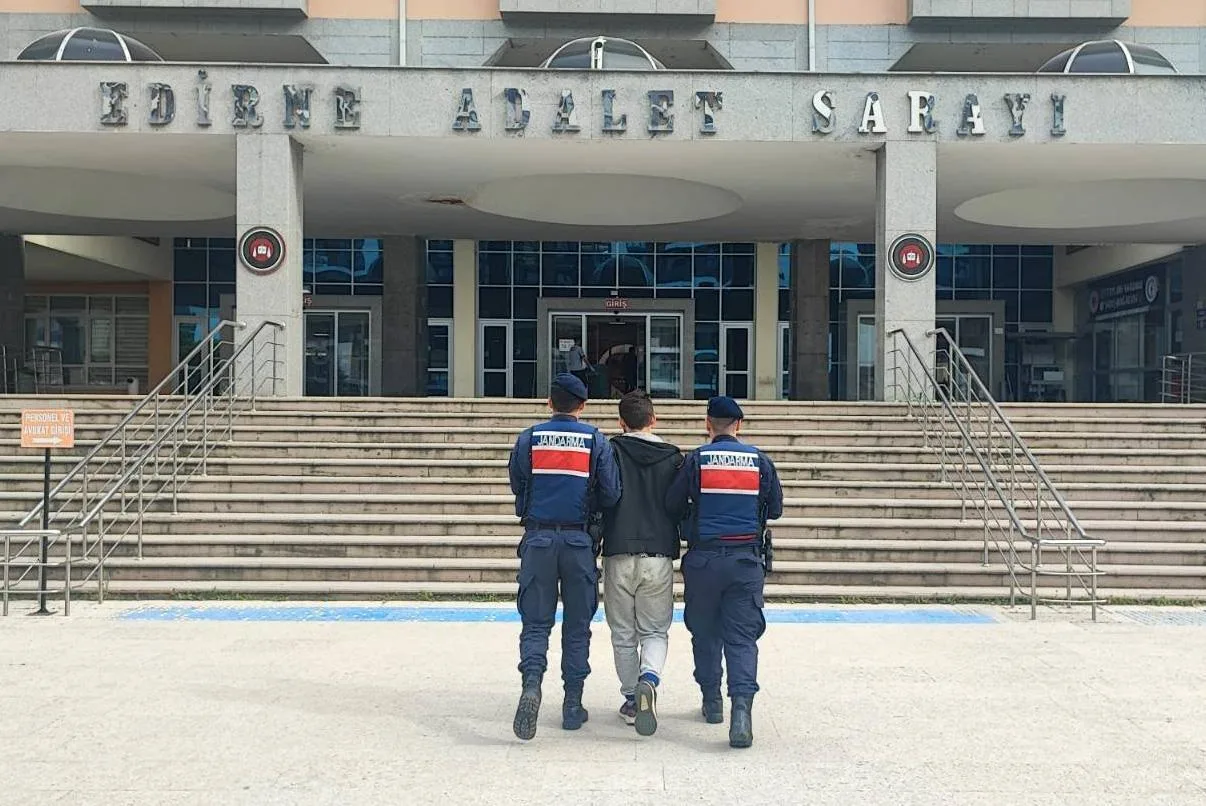 Edirne’de 4 yıl hapis cezasıyla aranan hükümlü yakalandı Edirne’de 4 yıl hapis cezasıyla aranan hükümlü yakalandı