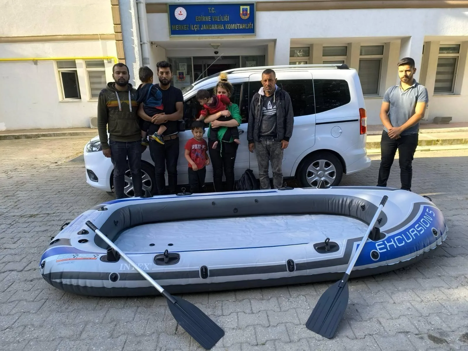 Edirne’de 7 kaçak göçmen ile 1 organizatör yakalandı Edirne’de 7 kaçak göçmen ile 1 organizatör yakalandı