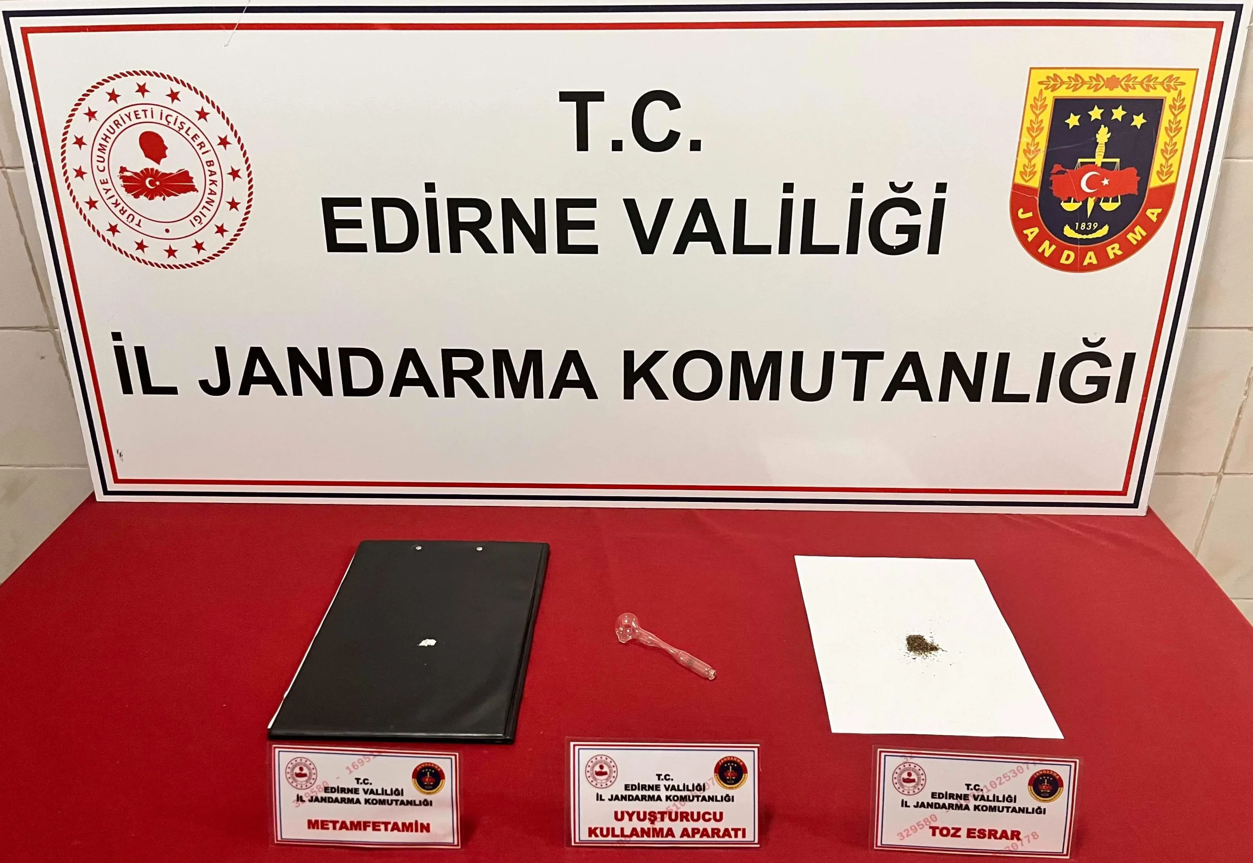 Edirne’de araçta uyuşturucu ele geçirildi Edirne’de araçta uyuşturucu ele geçirildi