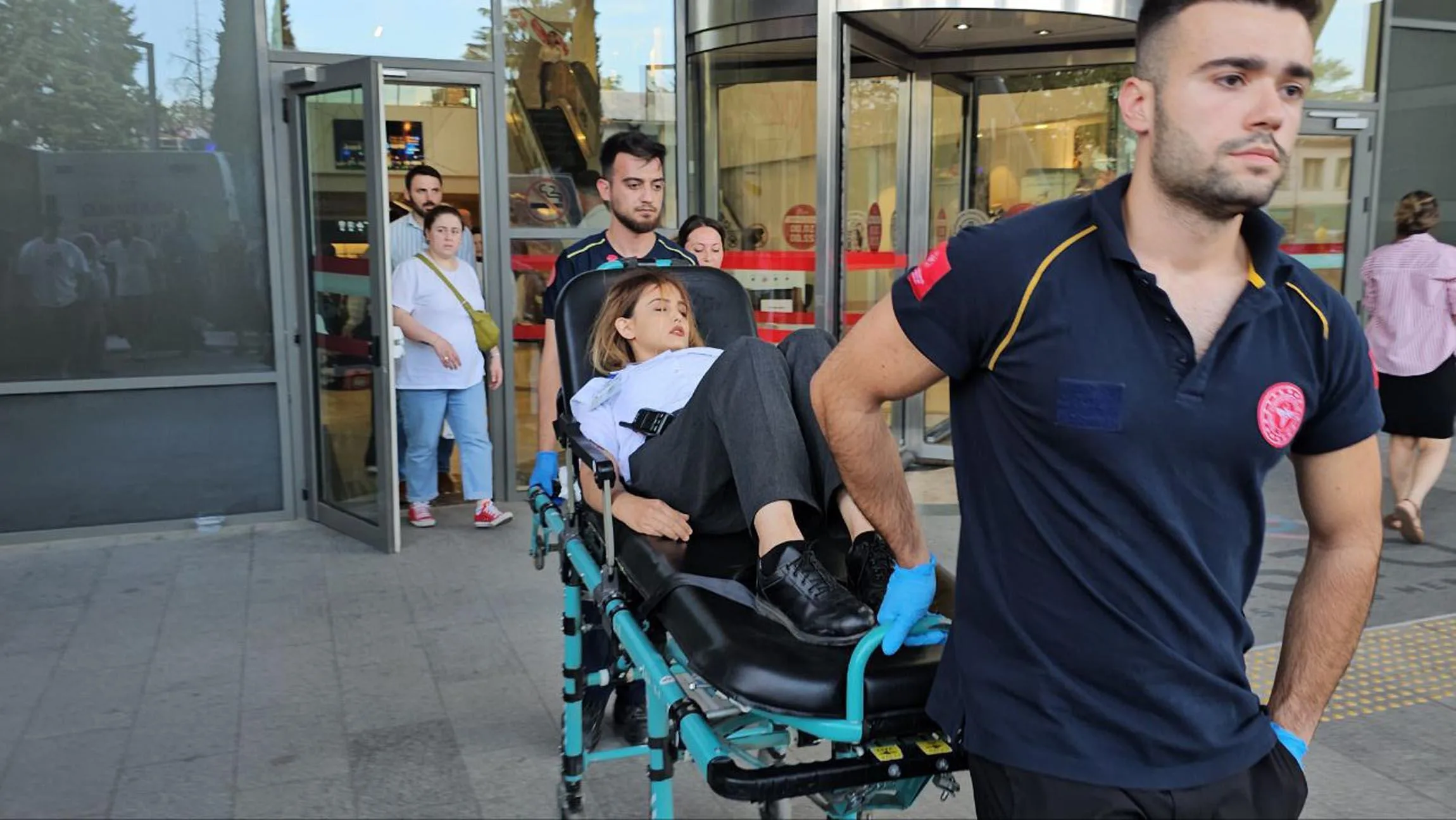 Edirne’de AVM otoparkında otomobil yangını; 3 güvenlik görevlisi dumandan etkilendi Edirne’de AVM otoparkında otomobil yangını; 3 güvenlik görevlisi dumandan etkilendi