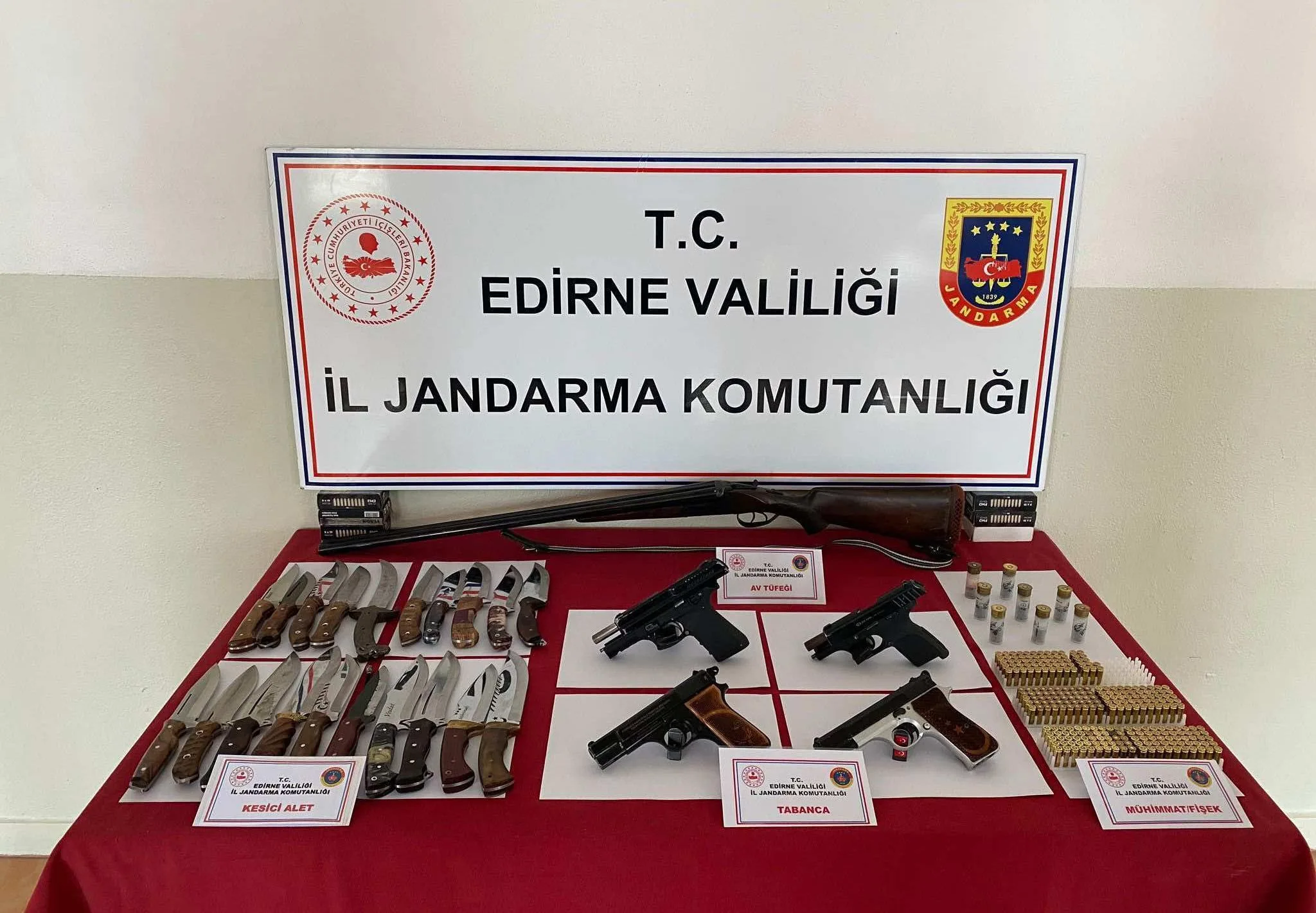 Edirne’de bir evde silah ve bıçak ele geçirildi Edirne’de bir evde silah ve bıçak ele geçirildi