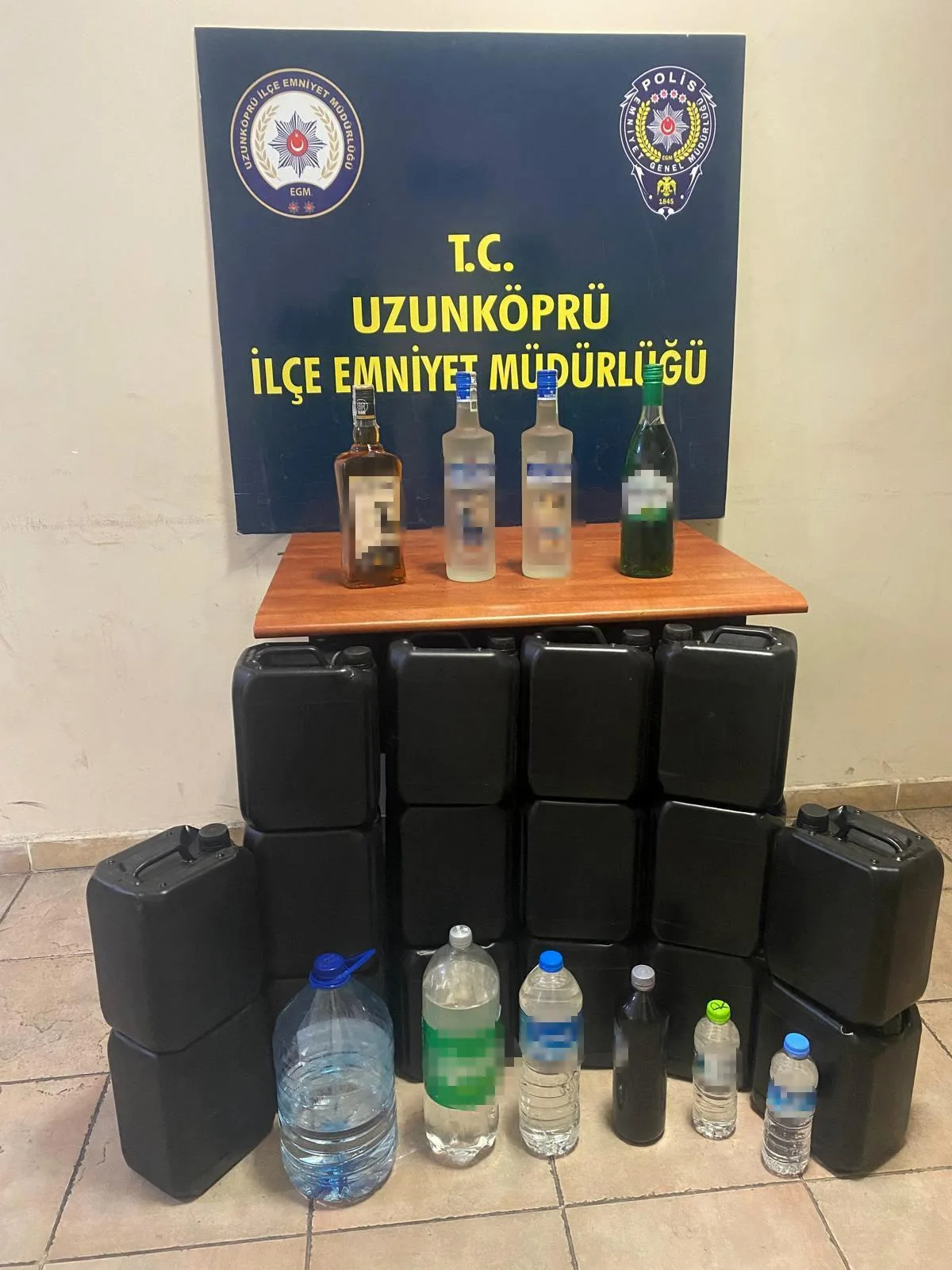 Edirne’de bir iş yerinde 64 litre etil alkol ele geçirildi Edirne’de bir iş yerinde 64 litre etil alkol ele geçirildi