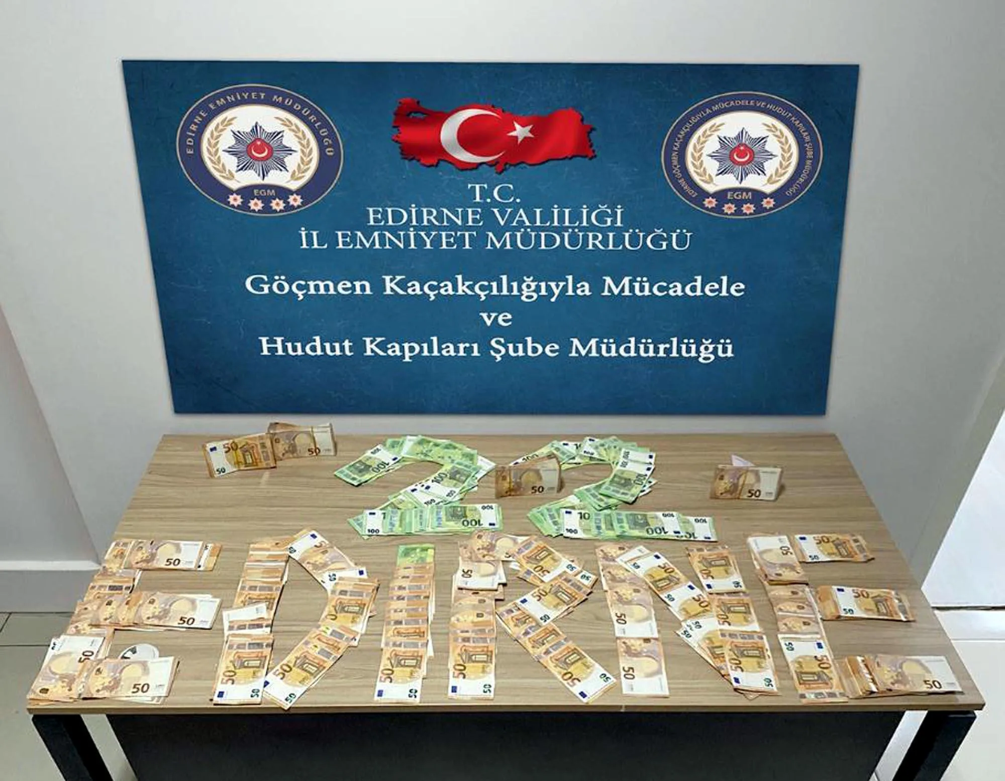 Edirne’de göçmen kaçakçılığı yapan 2 kişi tutuklandı Edirne’de göçmen kaçakçılığı yapan 2 kişi tutuklandı