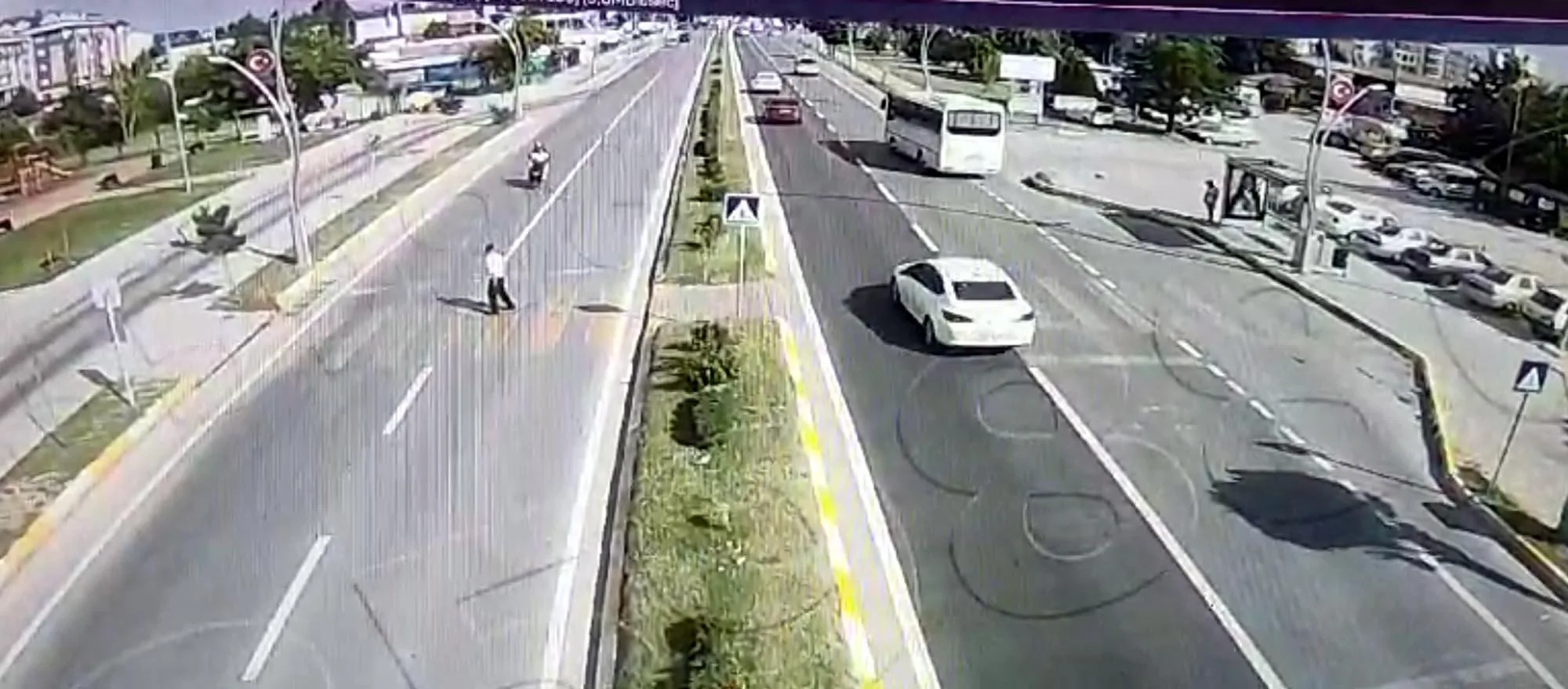 Edirne’de motosikletin yaya geçidinde çarptığı yaşlı adam ağır yaralandı; kaza kamerada Edirne’de motosikletin yaya geçidinde çarptığı yaşlı adam ağır yaralandı; kaza kamerada