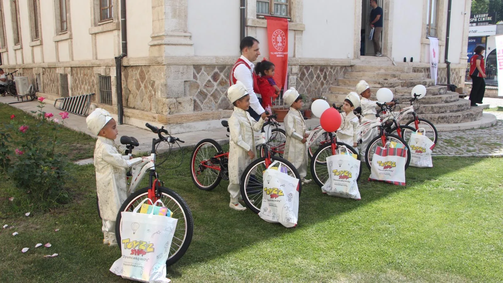 Edirne’de Osmanlı’nın hayır geleneği kapsamında, 8 çocuk sünnet ettirildi Edirne’de Osmanlı’nın hayır geleneği kapsamında, 8 çocuk sünnet ettirildi