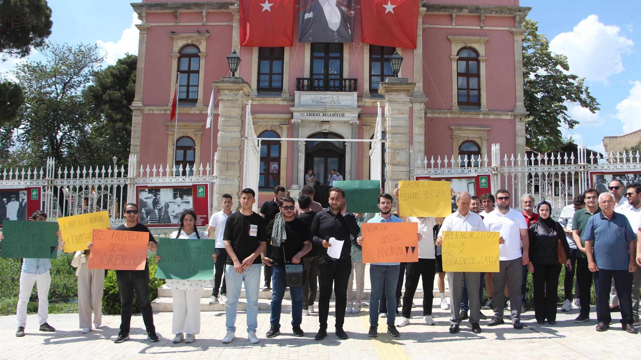 Edirne’de üniversite öğrencilerinden toplu taşımaya zam protestosu Edirne’de üniversite öğrencilerinden toplu taşımaya zam protestosu