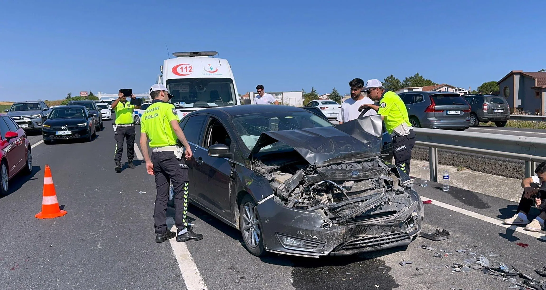 İstanbul-Tekirdağ yolu yine yoğun; otomobiller çarpıştı (2) İstanbul-Tekirdağ yolu yine yoğun; otomobiller çarpıştı (2)