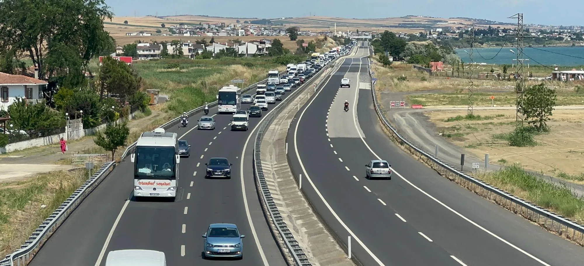 İstanbul-Tekirdağ yolunda trafik yoğunluğu (2) İstanbul-Tekirdağ yolunda trafik yoğunluğu (2)