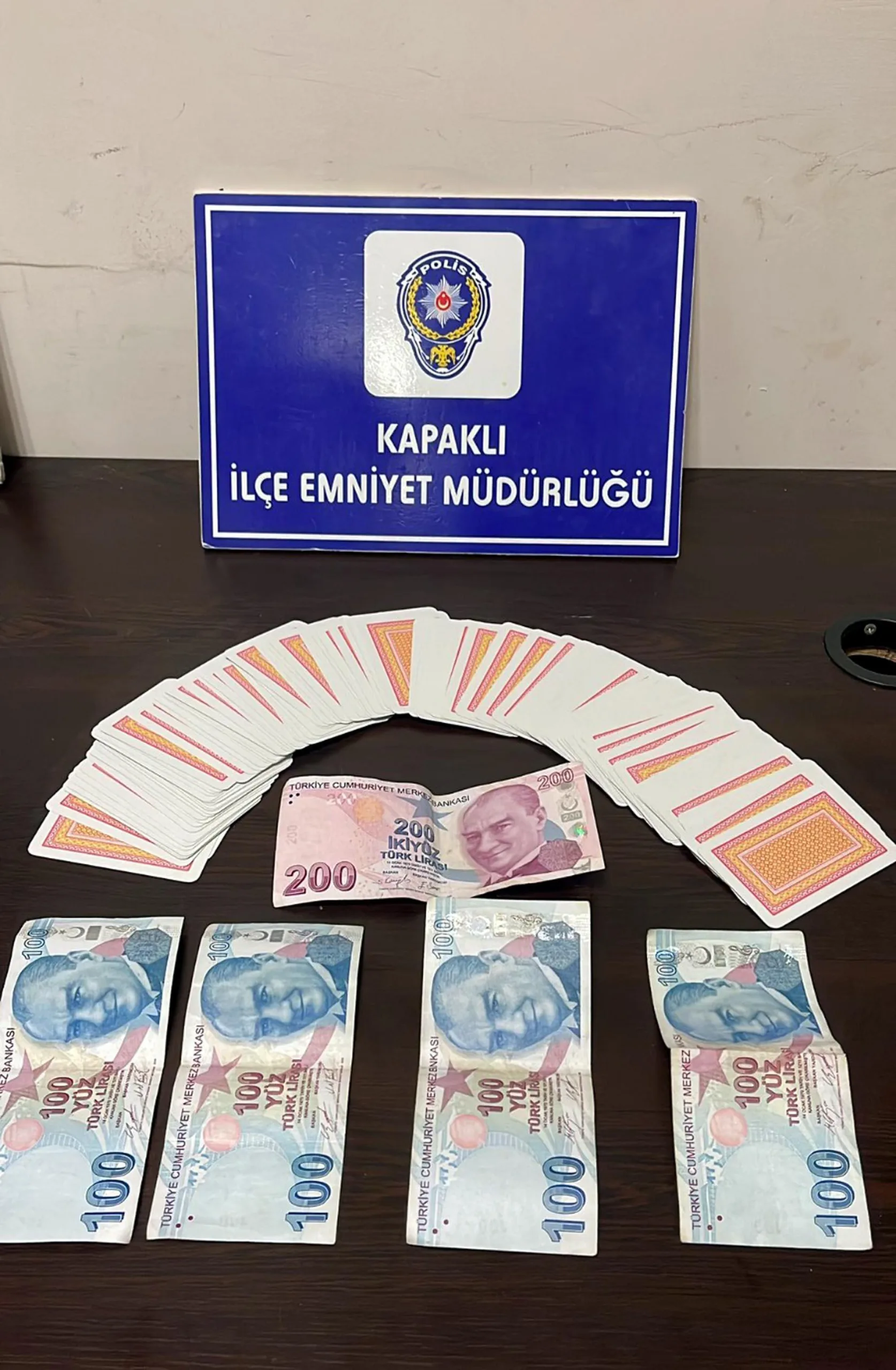 Kapaklı’da kumar oynayan 4 kişiye 25 bin 700 lira ceza uygulandı Kapaklı’da kumar oynayan 4 kişiye 25 bin 700 lira ceza uygulandı