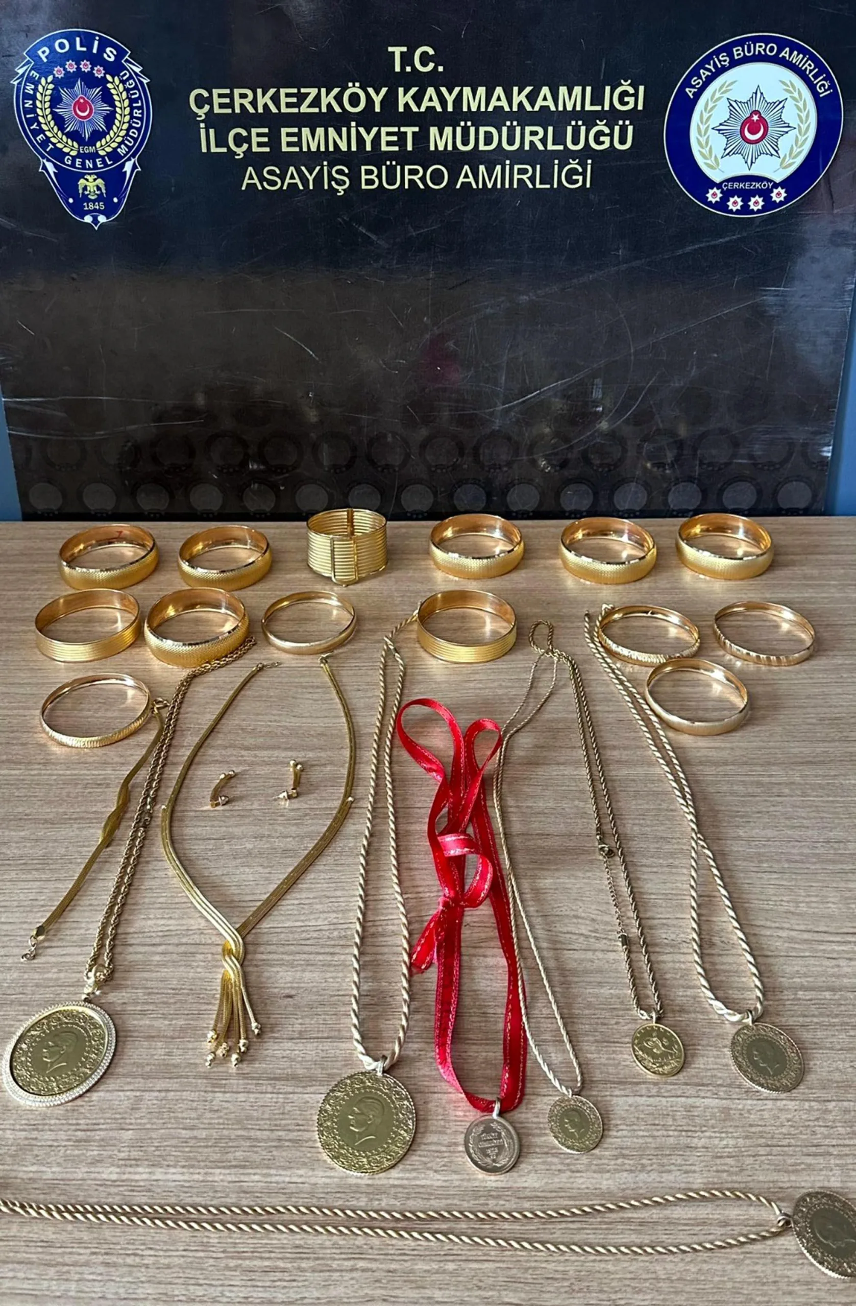Kazara çöpe atılan 1 milyon 200 bin lira değerindeki ziynet eşyası sahibine teslim edildi Kazara çöpe atılan 1 milyon 200 bin lira değerindeki ziynet eşyası sahibine teslim edildi
