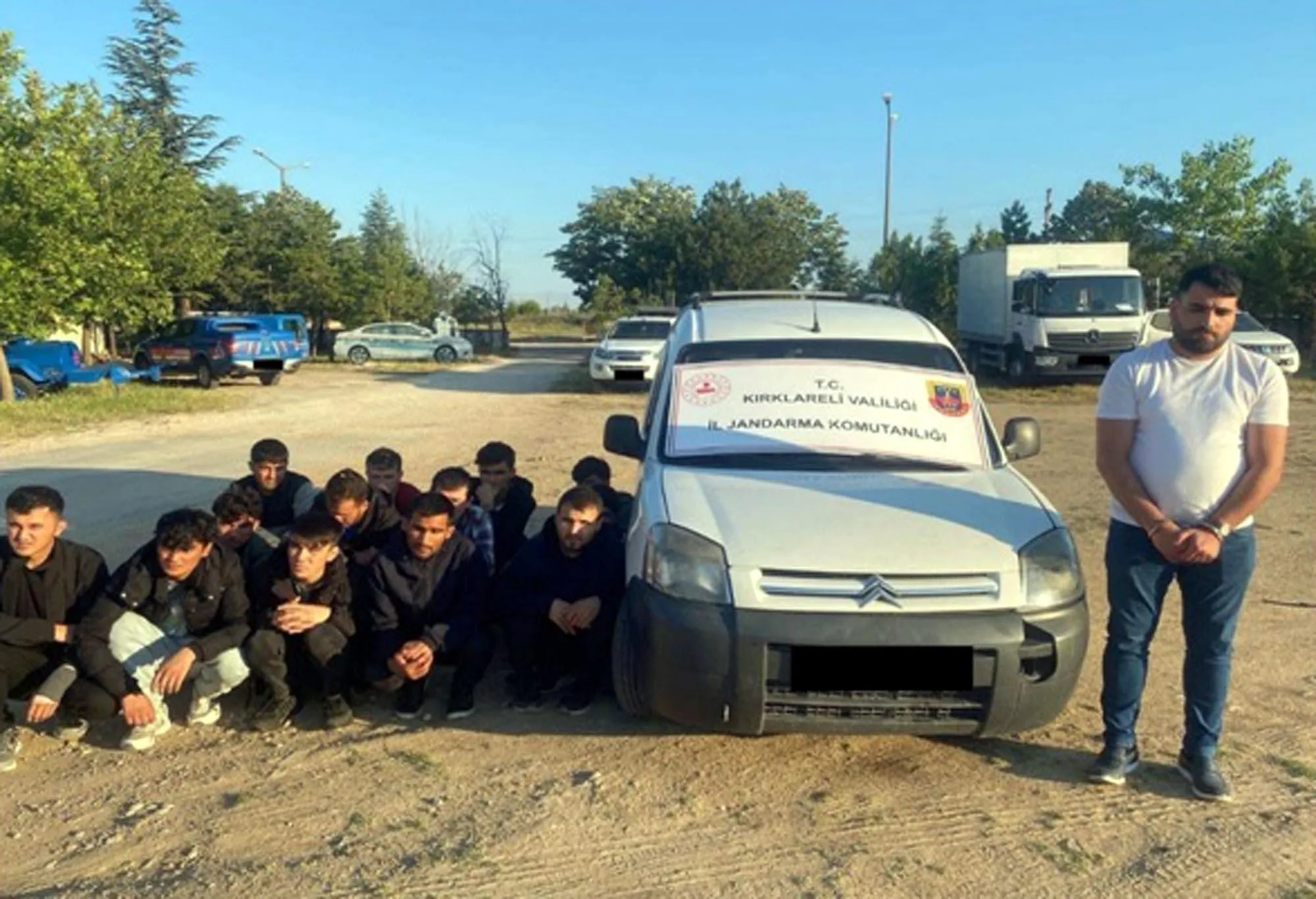 Kırklareli’de 254 göçmen yakalandı; 4 organizatör tutuklandı Kırklareli’de 254 göçmen yakalandı; 4 organizatör tutuklandı