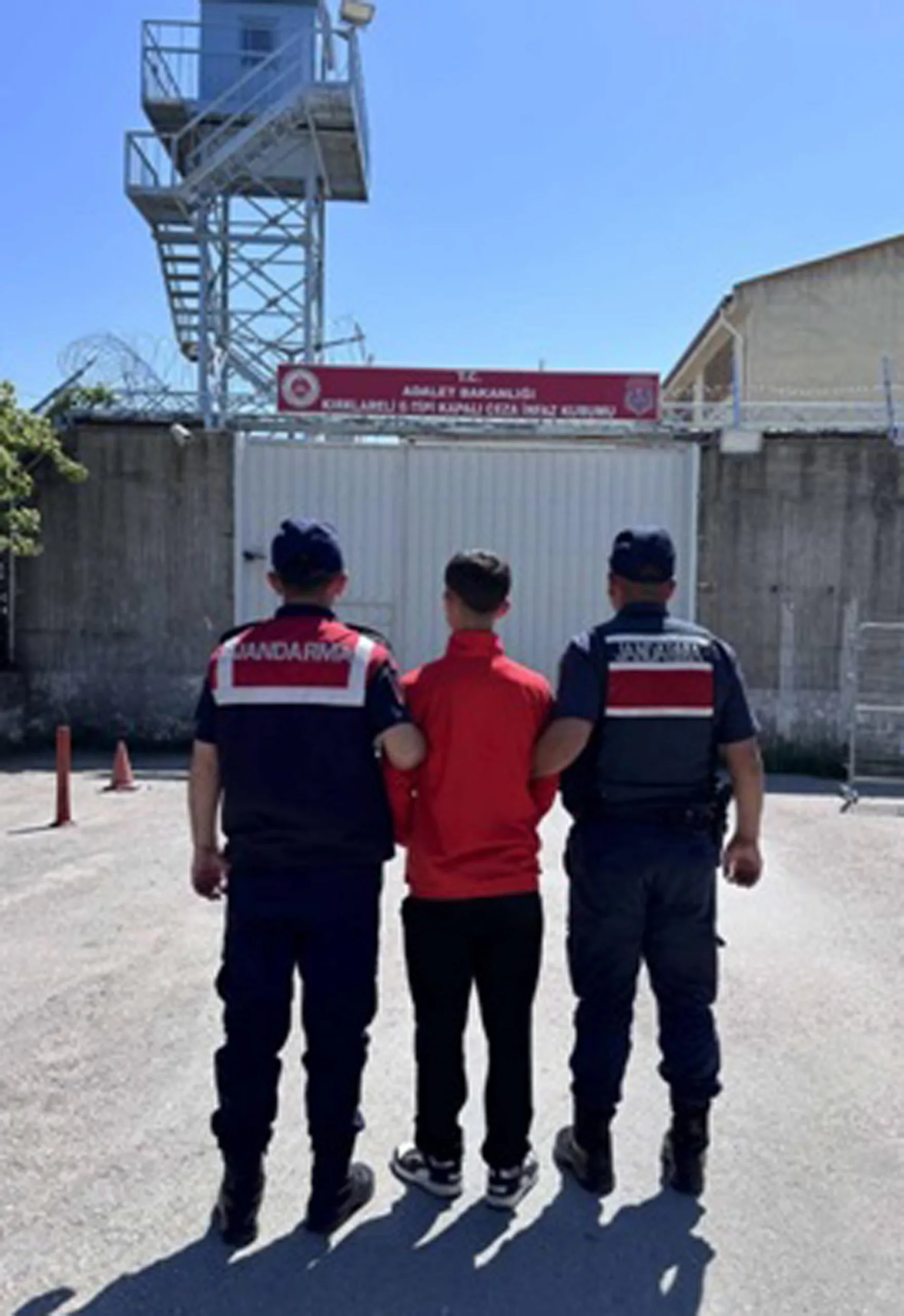 Kırklareli’de 6 yıl 8 ay hapisle aranan hükümlü yakalandı Kırklareli’de 6 yıl 8 ay hapisle aranan hükümlü yakalandı