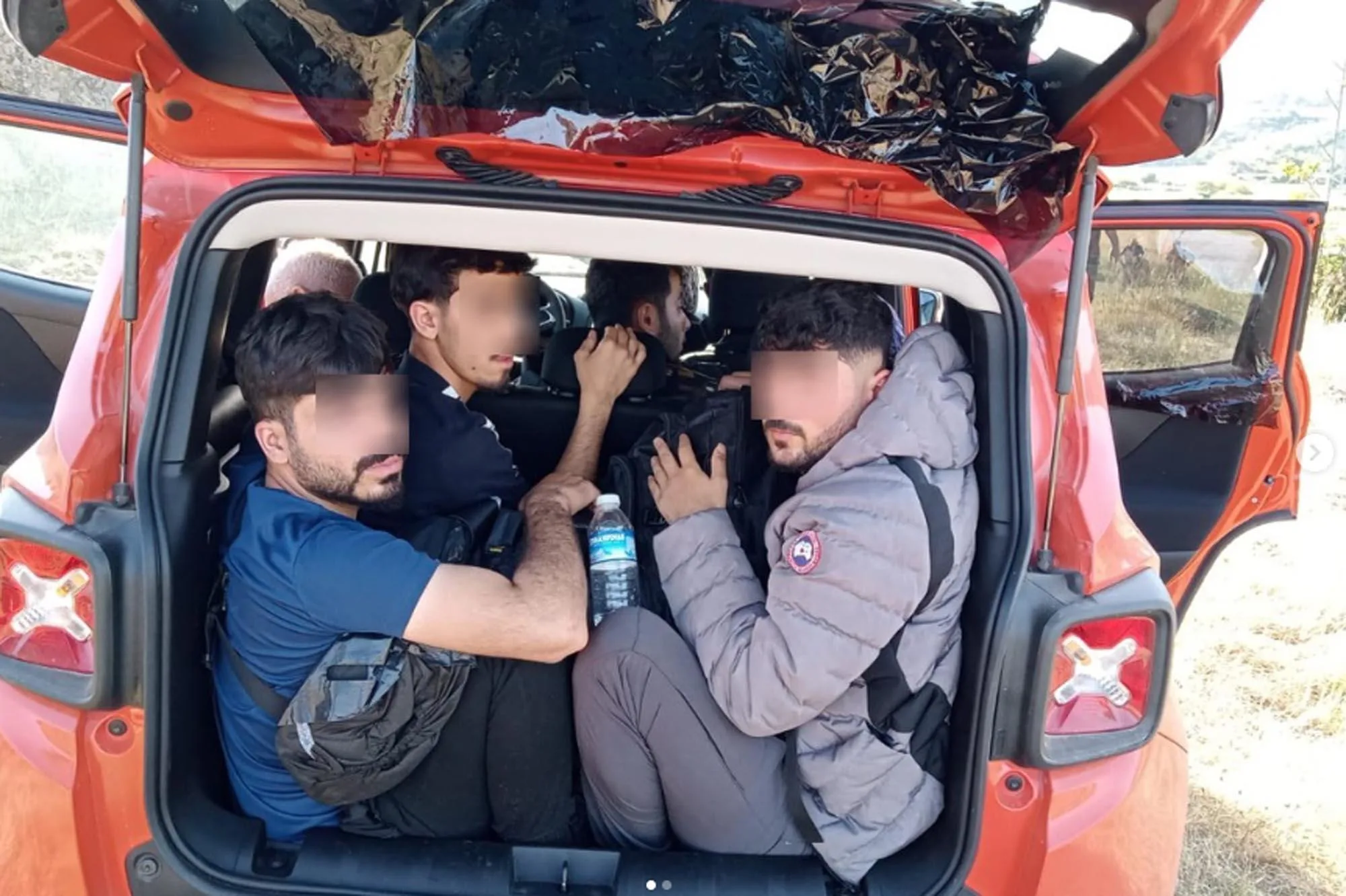 Polisten kaçan otomobilde 9 kaçak göçmen çıktı Polisten kaçan otomobilde 9 kaçak göçmen çıktı