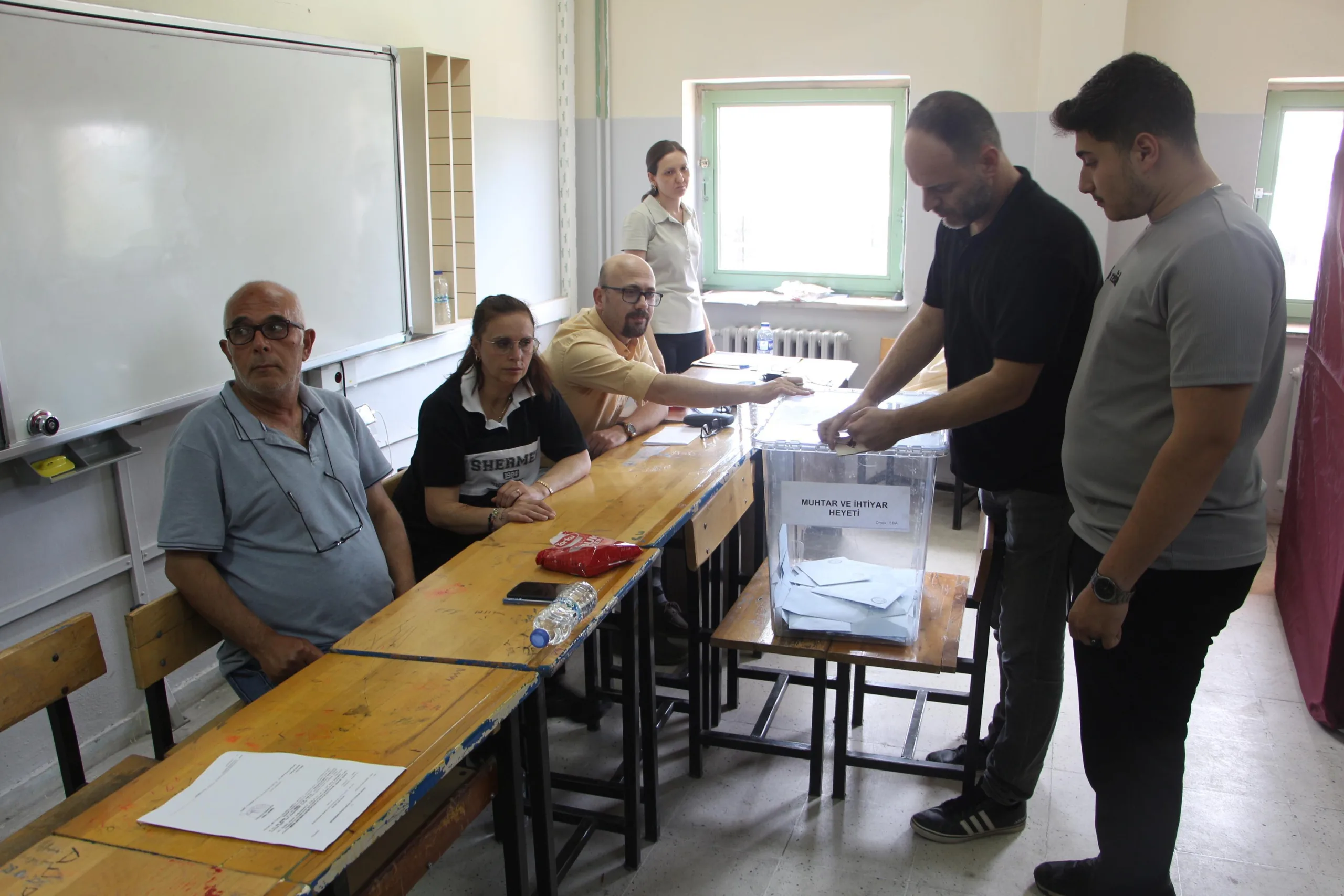 Sayılmayan oyların çöpe atıldığı mahallede muhtarlık seçimi yapılıyor; mevcut muhtar yine kazandı (2) Sayılmayan oyların çöpe atıldığı mahallede muhtarlık seçimi yapılıyor; mevcut muhtar yine kazandı (2)