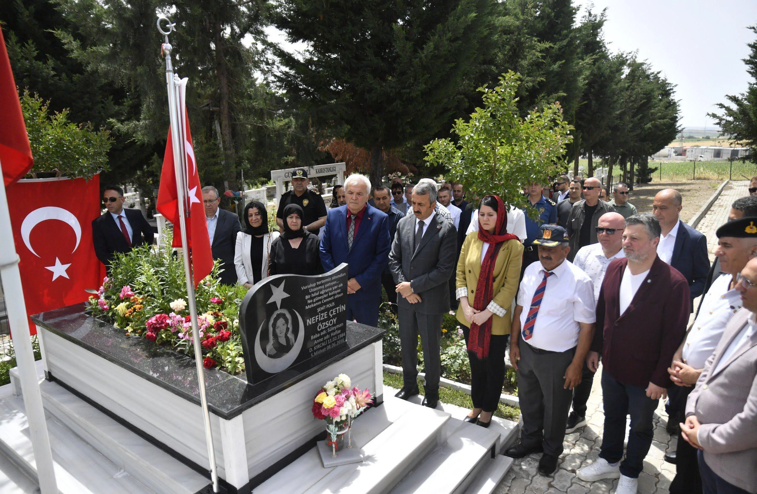 Şehit polis memuru Nefize Çetin Özsoy, mezarı başında anıldı Şehit polis memuru Nefize Çetin Özsoy, mezarı başında anıldı