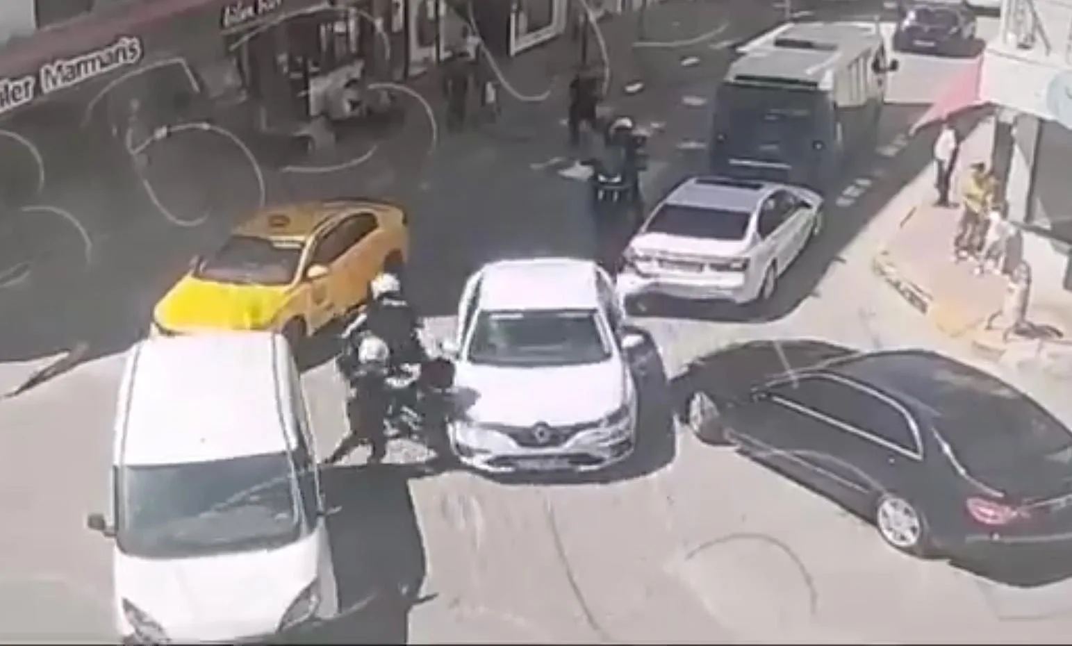 Sürücüsünün ‘Dur’ ihtarına uymadığı otomobilin çarptığı polis yaralandı; olay kamerada Sürücüsünün ‘Dur’ ihtarına uymadığı otomobilin çarptığı polis yaralandı; olay kamerada