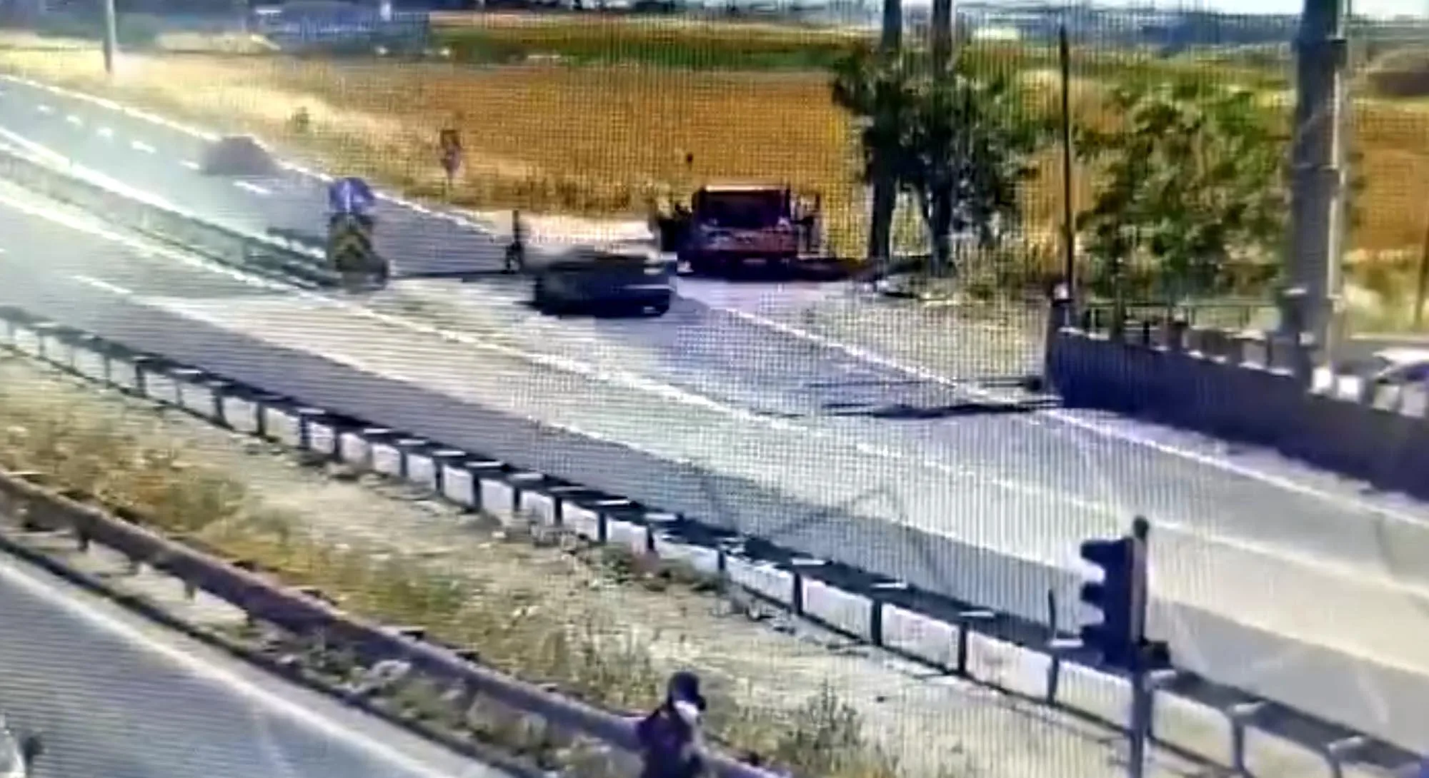 Kara Yolundaki Olukları Temizleyen İşçi, Otomobil Çarpmasıyla Öldü Kara Yolundaki Olukları Temizleyen İşçi, Otomobil Çarpmasıyla Öldü