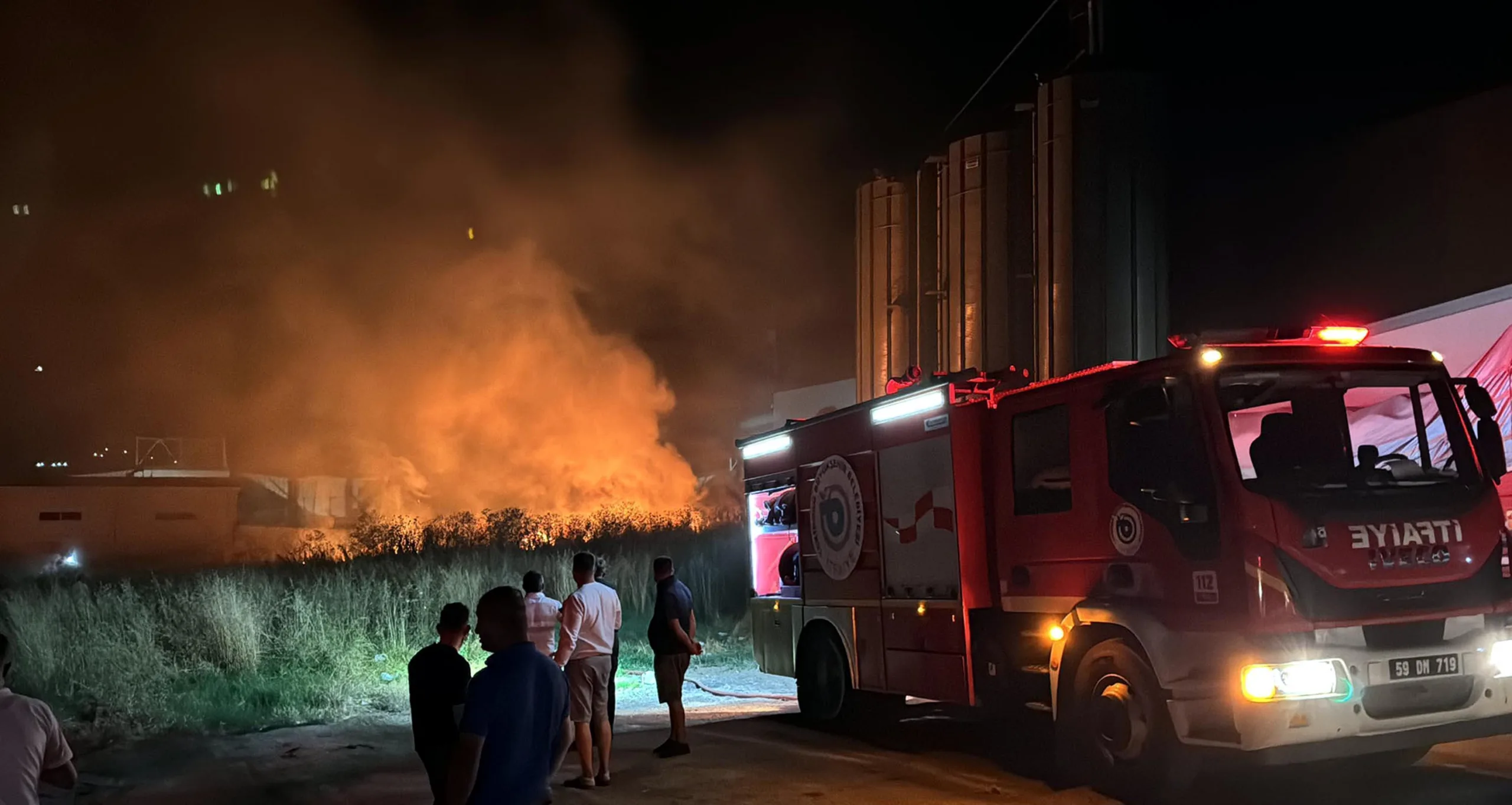 Trafo Patladı, Otluk Yangını Çıktı Trafo Patladı, Otluk Yangını Çıktı