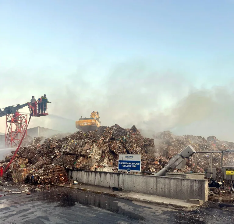 Fabrikanın Hurda Kağıt Bölümünde Çıkan Yangın Söndürüldü