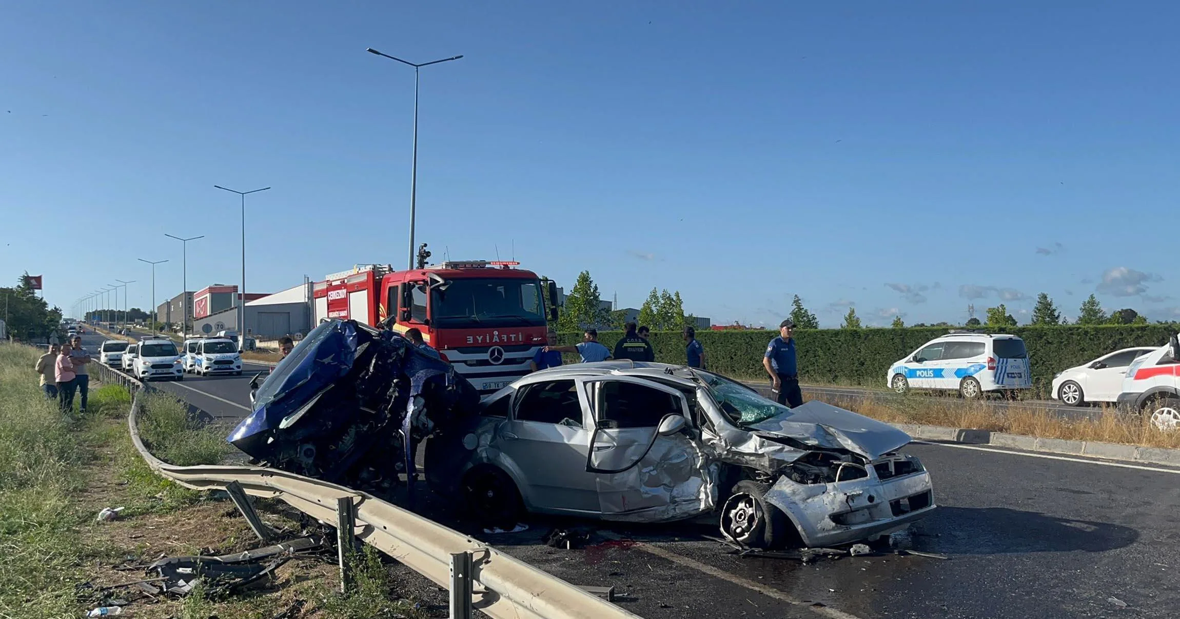 İki Otomobil Kafa Kafaya Çarpıştı; 6 Yaralı İki Otomobil Kafa Kafaya Çarpıştı; 6 Yaralı
