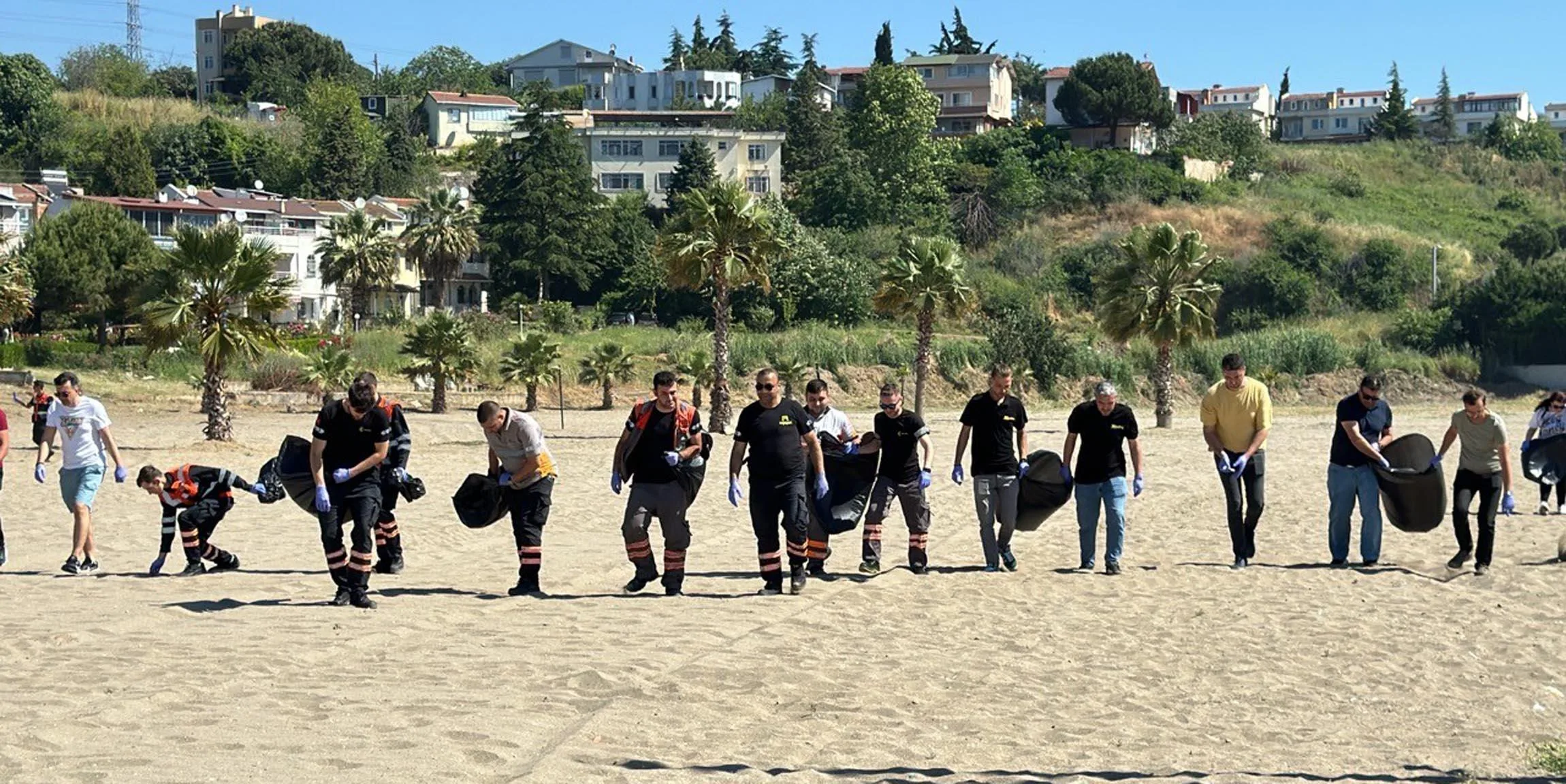 Tekirdağ’da liman personeli plaj temizliği yaptı Tekirdağ’da liman personeli plaj temizliği yaptı