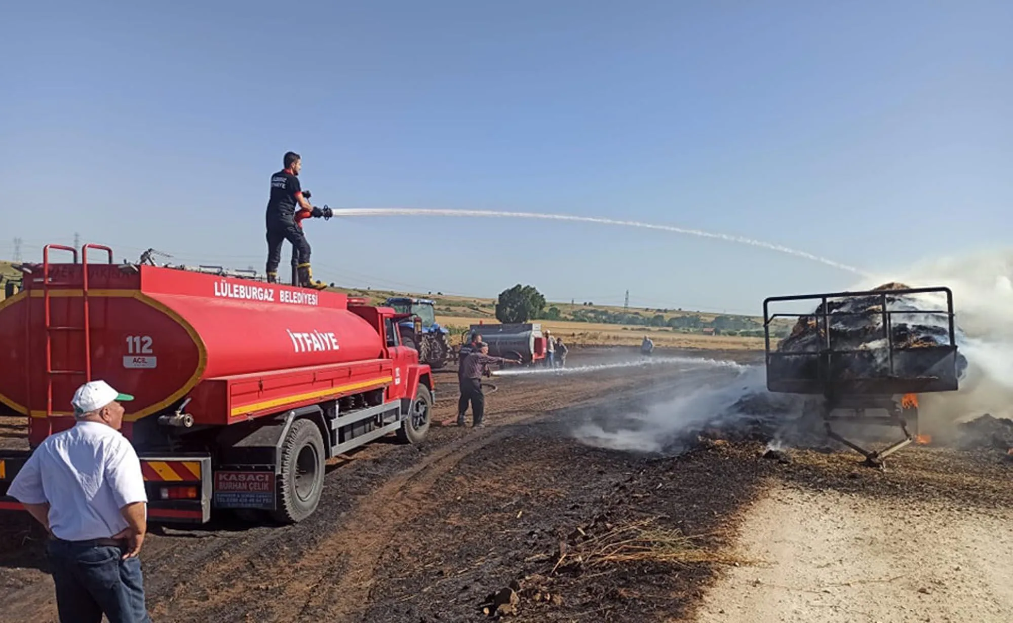 Traktör römorkundaki 300 saman balyası yandı Traktör römorkundaki 300 saman balyası yandı