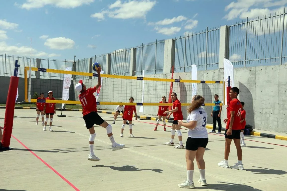 Türk, Yunan ve Alman öğrencilerden Türkiye-Yunanistan sınırında voleybol dostluk maçı Türk, Yunan ve Alman öğrencilerden Türkiye-Yunanistan sınırında voleybol dostluk maçı