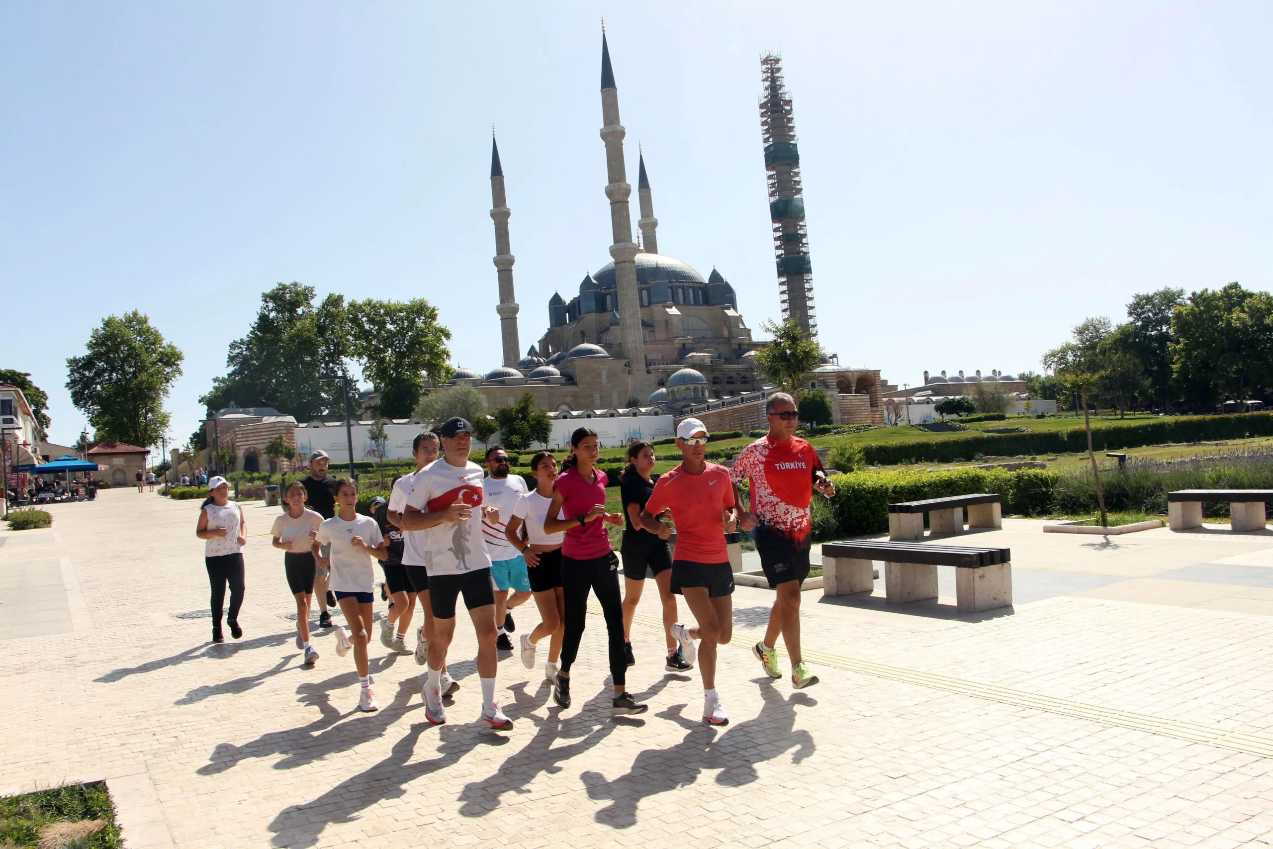 UNESCO’ya alınışının yıl dönümünde 13 atlet, Selimiye Camisi’nin etrafında 13 tur attı UNESCO’ya alınışının yıl dönümünde 13 atlet, Selimiye Camisi’nin etrafında 13 tur attı