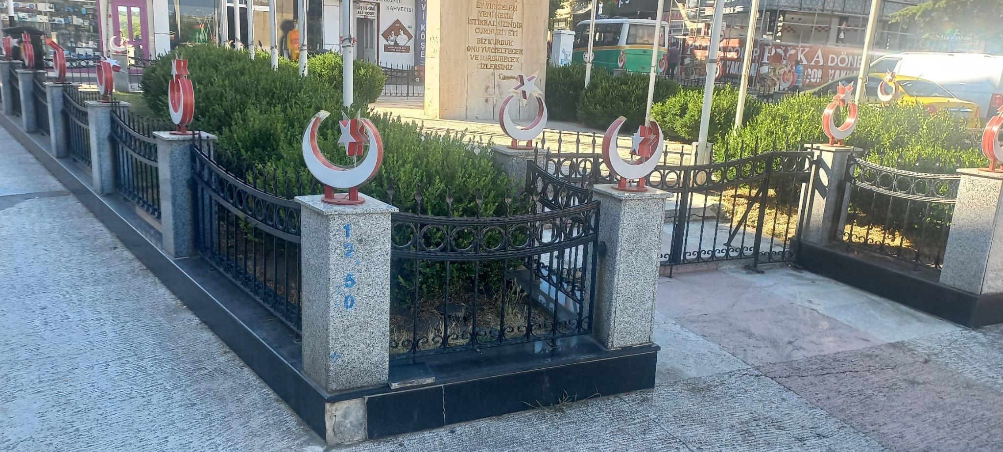 Uzunköprü’de ay yıldız figürlerine zarar verildi Uzunköprü’de ay yıldız figürlerine zarar verildi