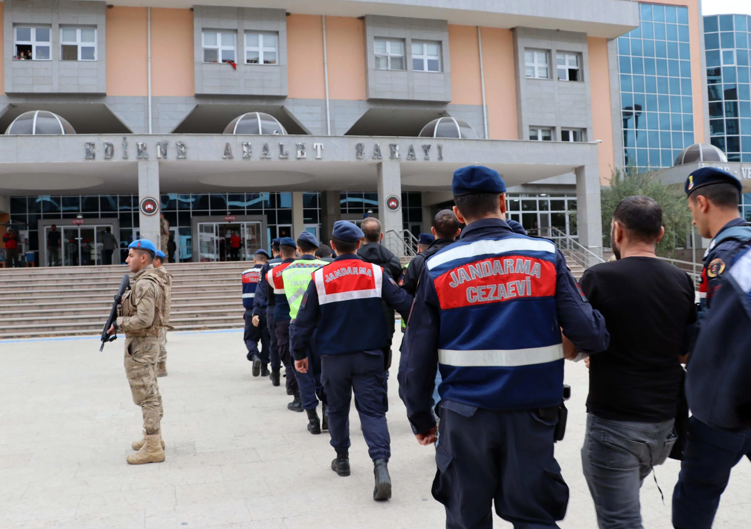 Yunanistan’a kaçmak isteyen 16 terör şüphelisi yakalandı Yunanistan’a kaçmak isteyen 16 terör şüphelisi yakalandı