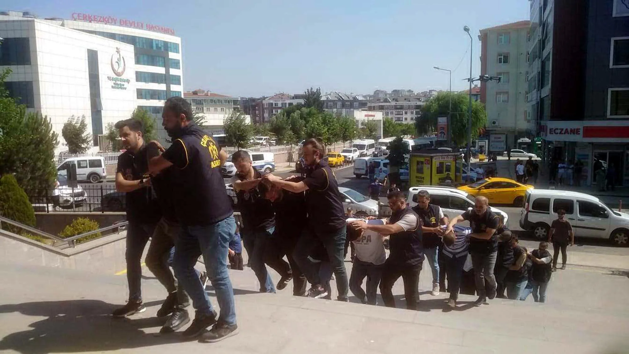 Suç Örgütüne Operasyon: 8 Gözaltı Suç Örgütüne Operasyon: 8 Gözaltı