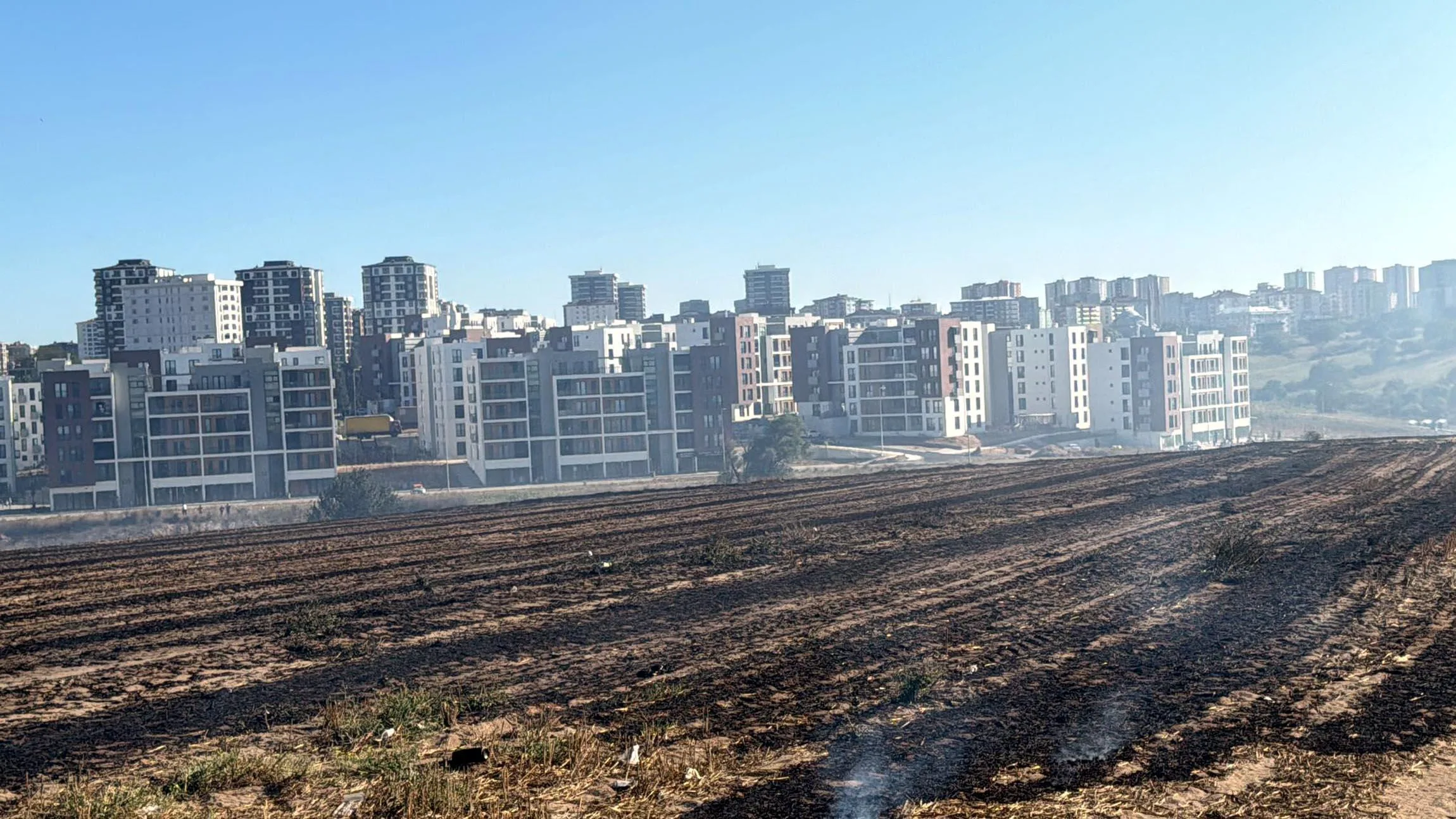 Tarlada Başlayan Yangın, Yerleşim Yerine Ulaşmadan Söndürüldü Tarlada Başlayan Yangın, Yerleşim Yerine Ulaşmadan Söndürüldü