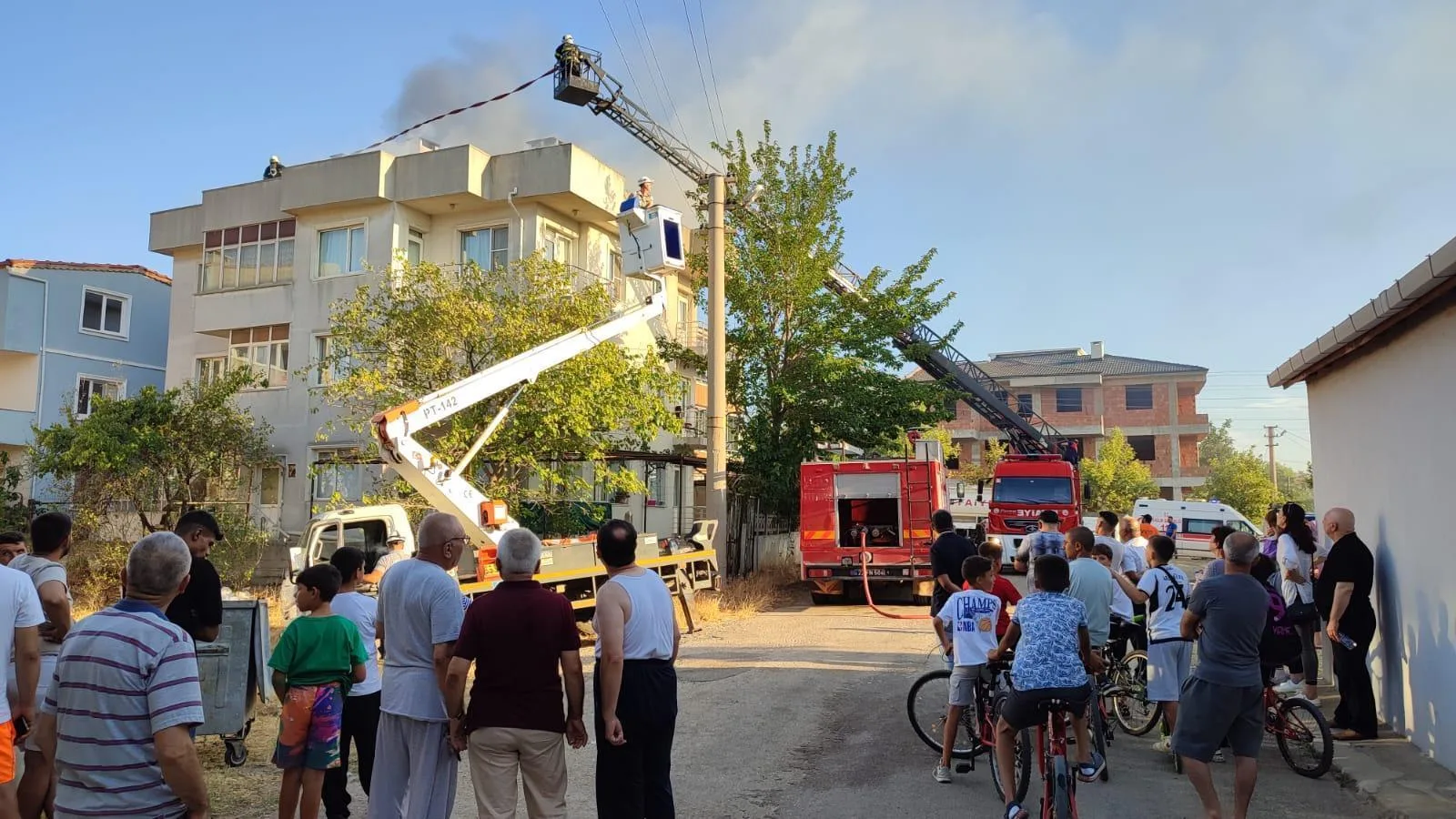 Edirne’de 3 katlı binanın çatısı yandı Edirne’de 3 katlı binanın çatısı yandı