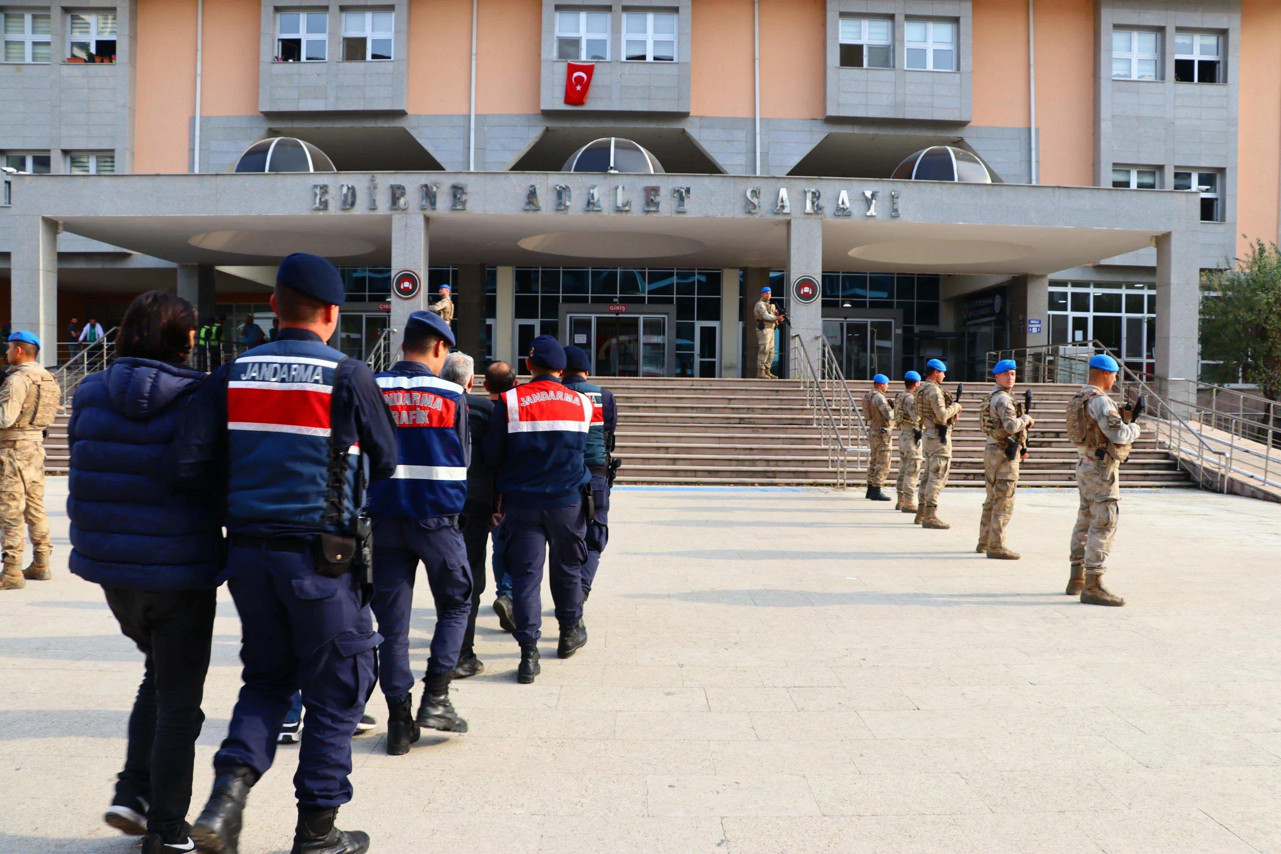 Edirne’de aranma kaydı olan 132 kişi yakalandı Edirne’de aranma kaydı olan 132 kişi yakalandı