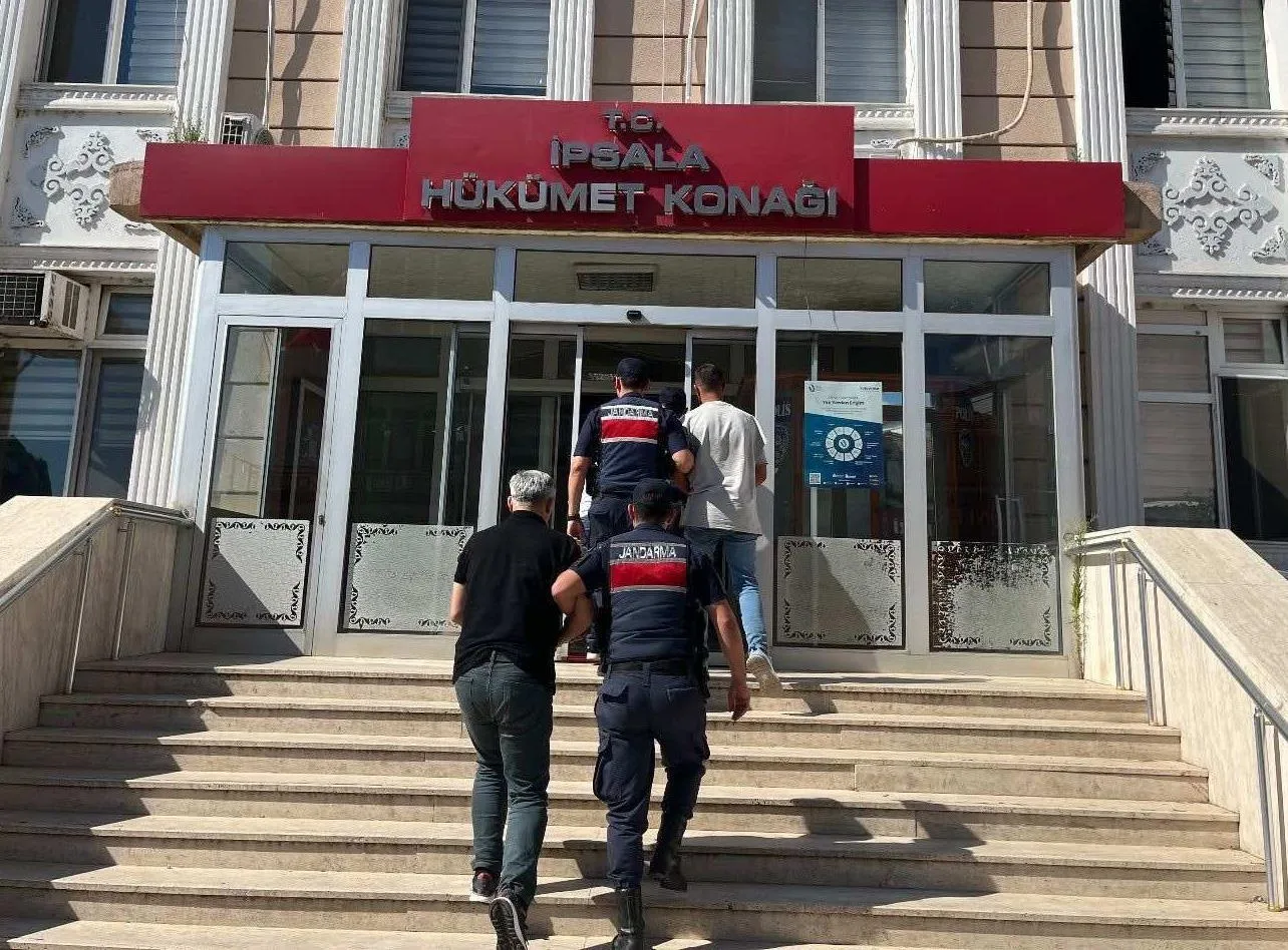 Edirne’de çok sayıda suçtan aranan şüpheli, sınırda yakalandı Edirne’de çok sayıda suçtan aranan şüpheli, sınırda yakalandı