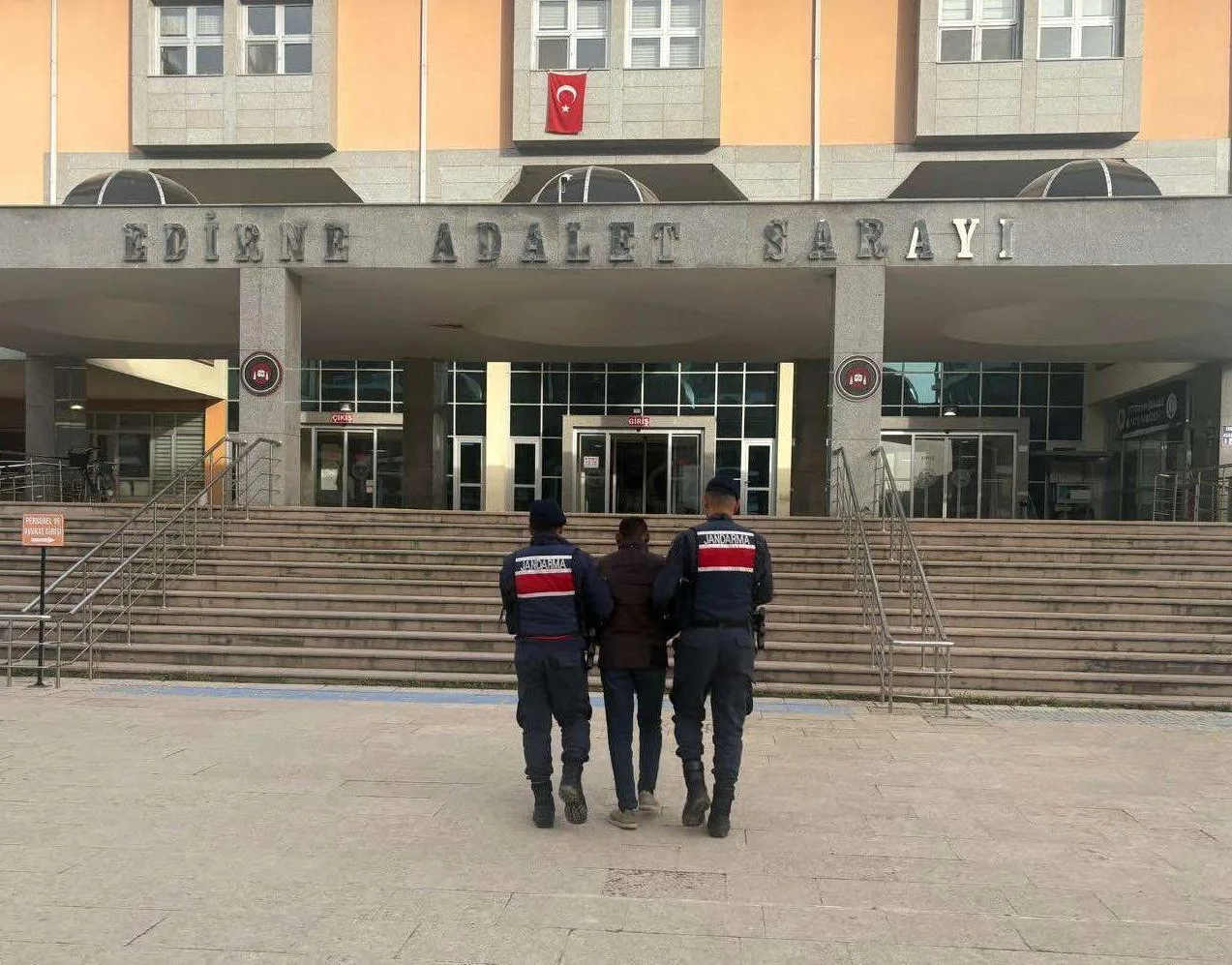 Edirne’de ‘dolandırıcılık’ suçundan aranan şüpheli sınırda yakalandı Edirne’de ‘dolandırıcılık’ suçundan aranan şüpheli sınırda yakalandı